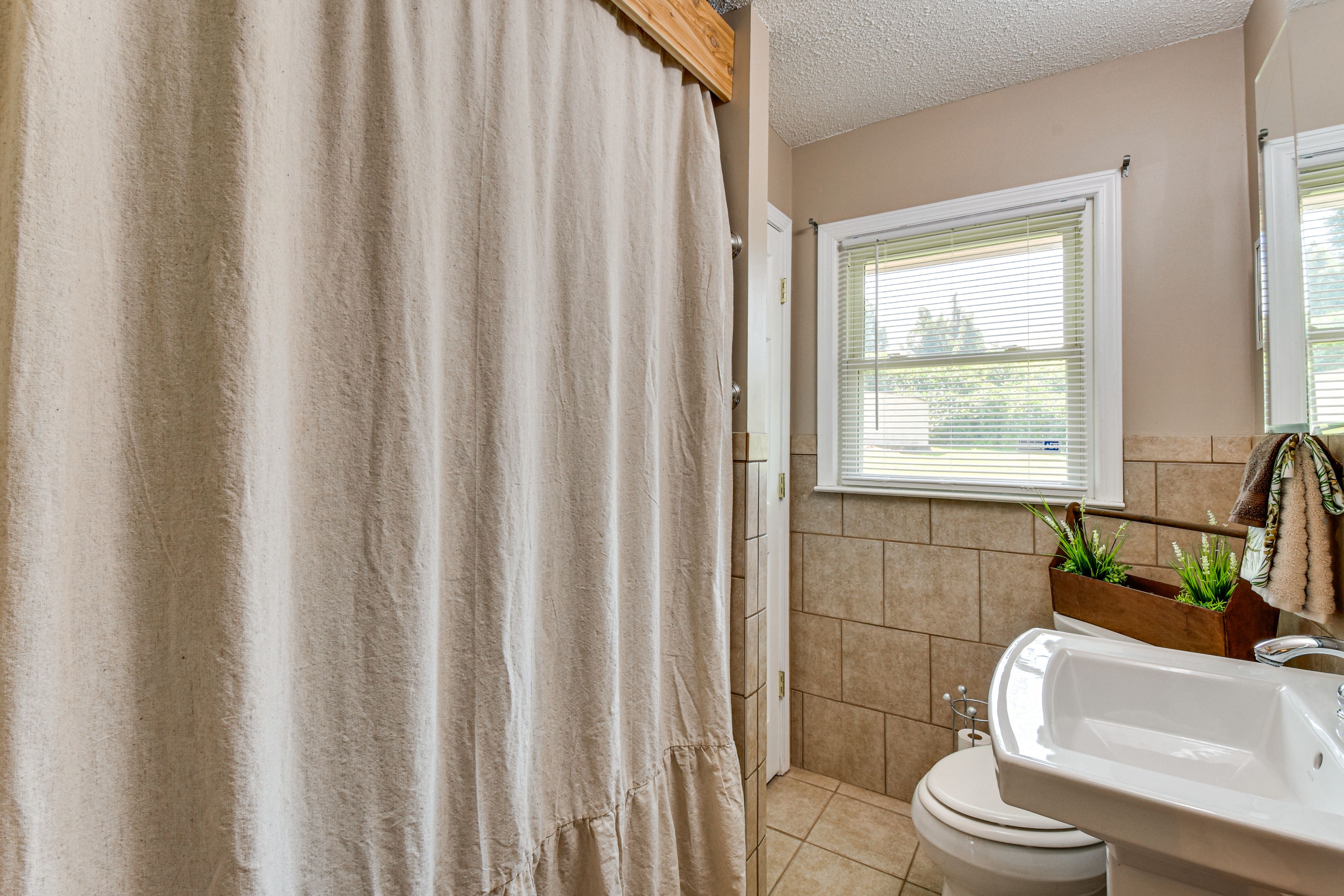 Full Bathroom | Towels Provided | Complimentary Toiletries