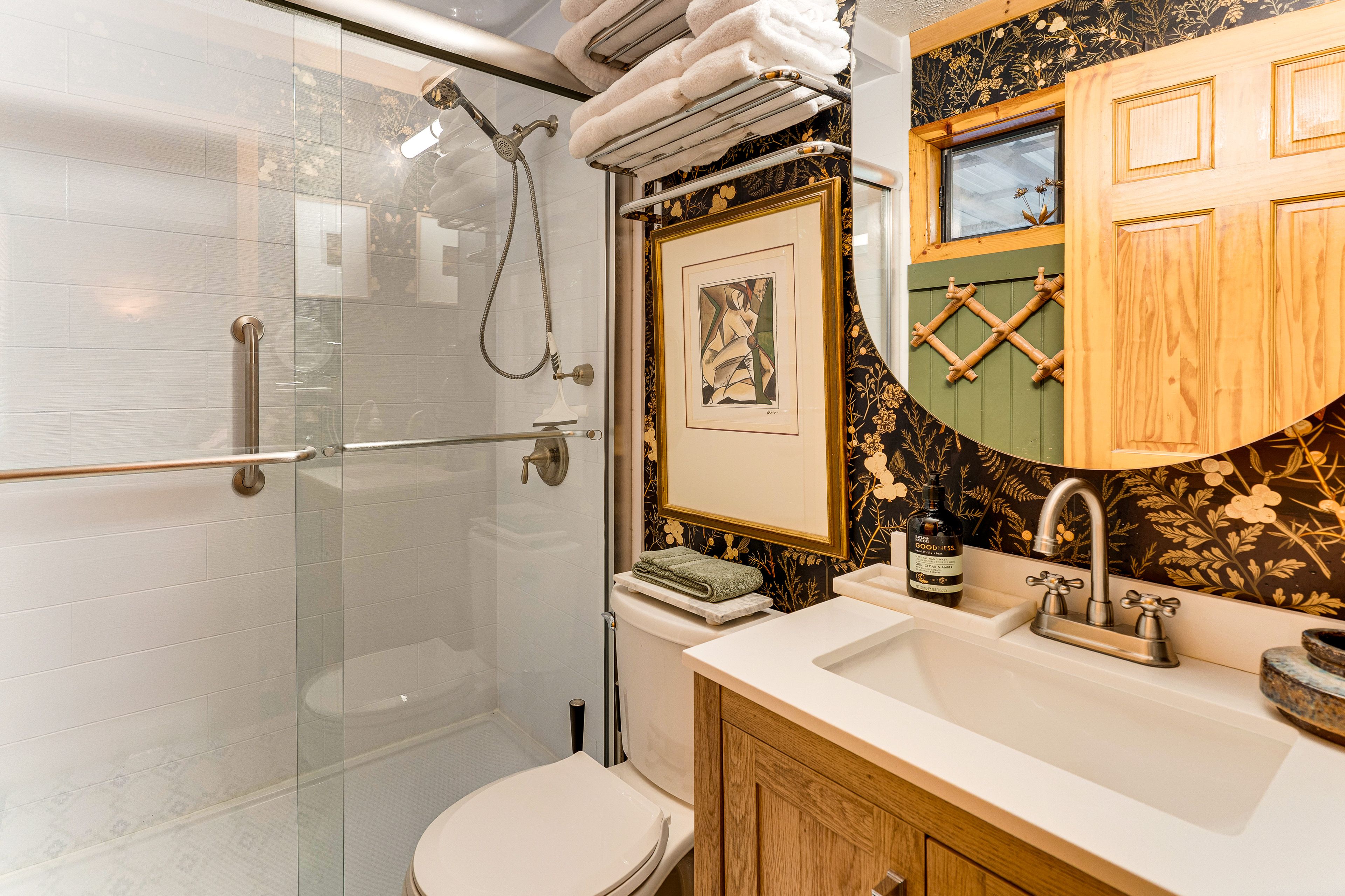 Full Bathroom | Towels Provided