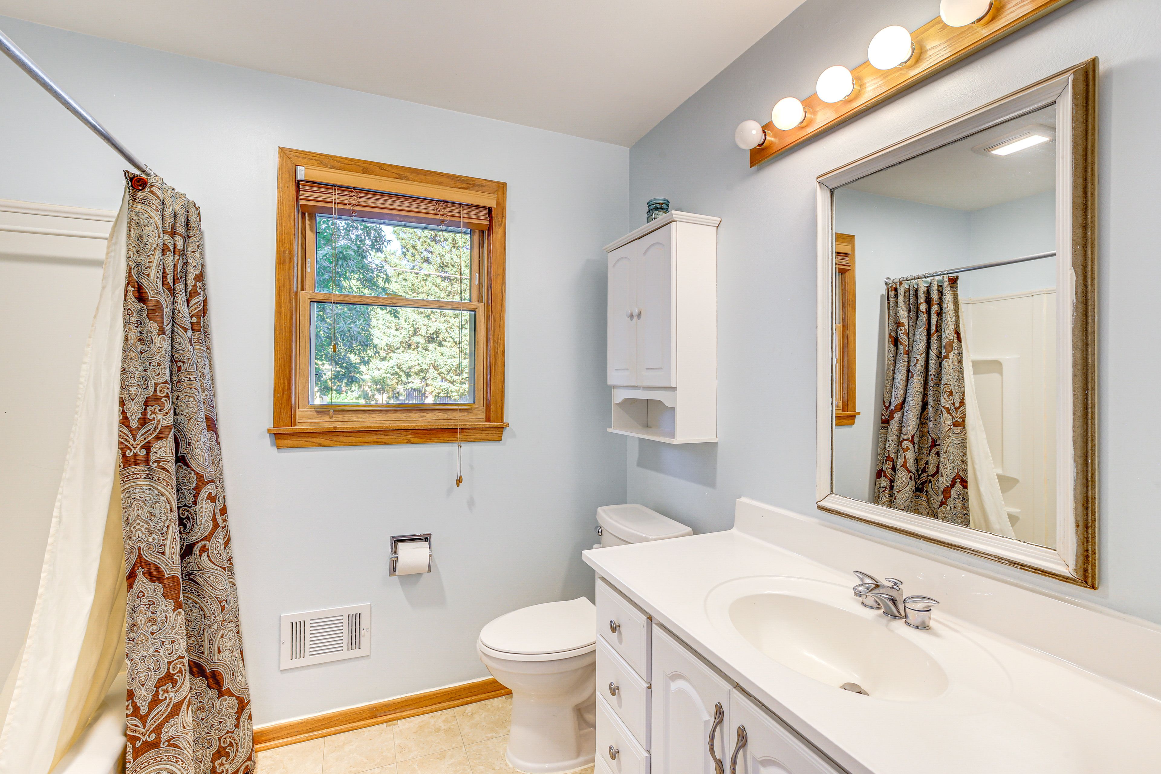 Full Bathroom | Main Floor | Towels Provided