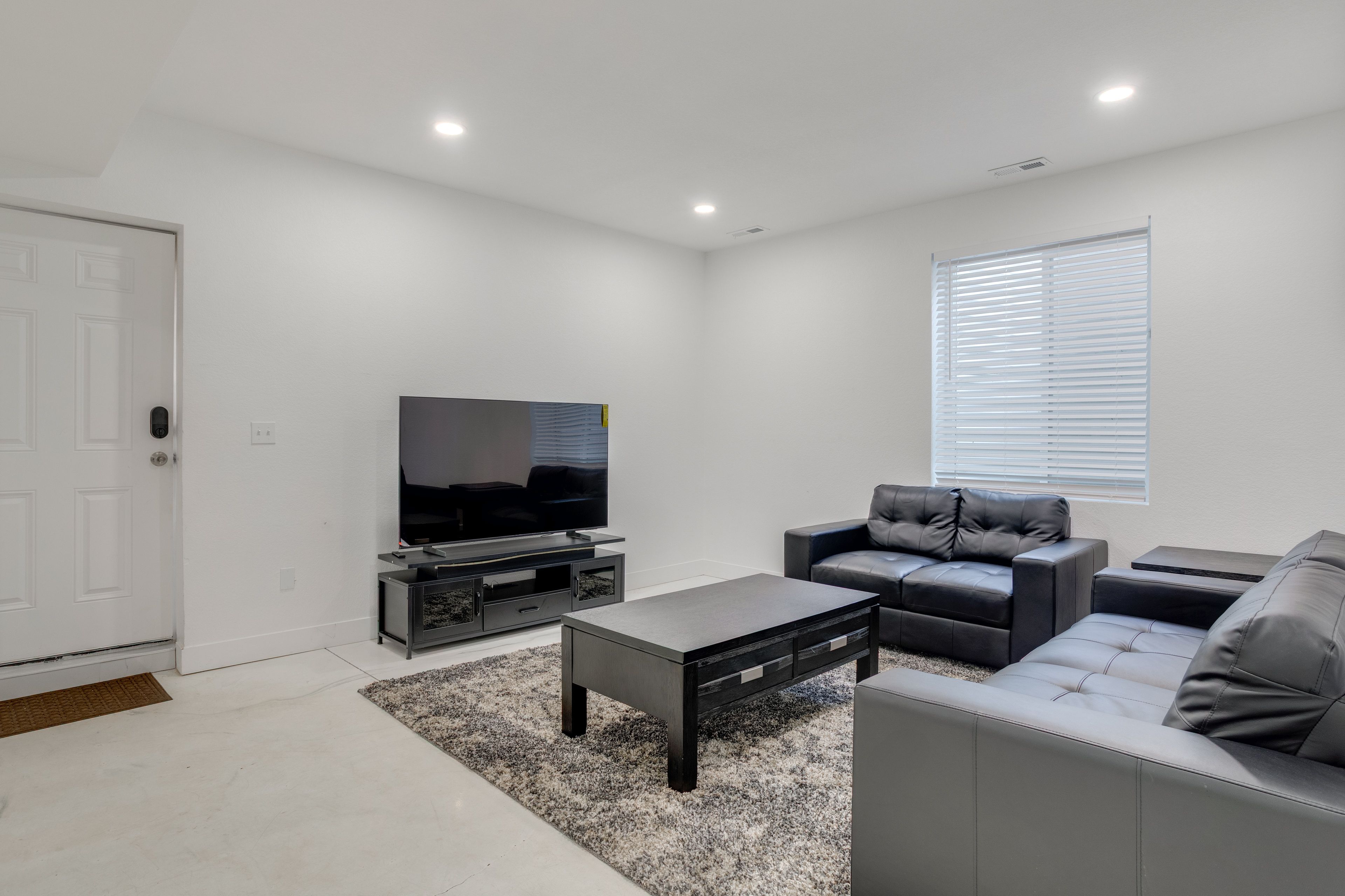 Living Room | Smart TV | Central Heating & A/C | Free WiFi