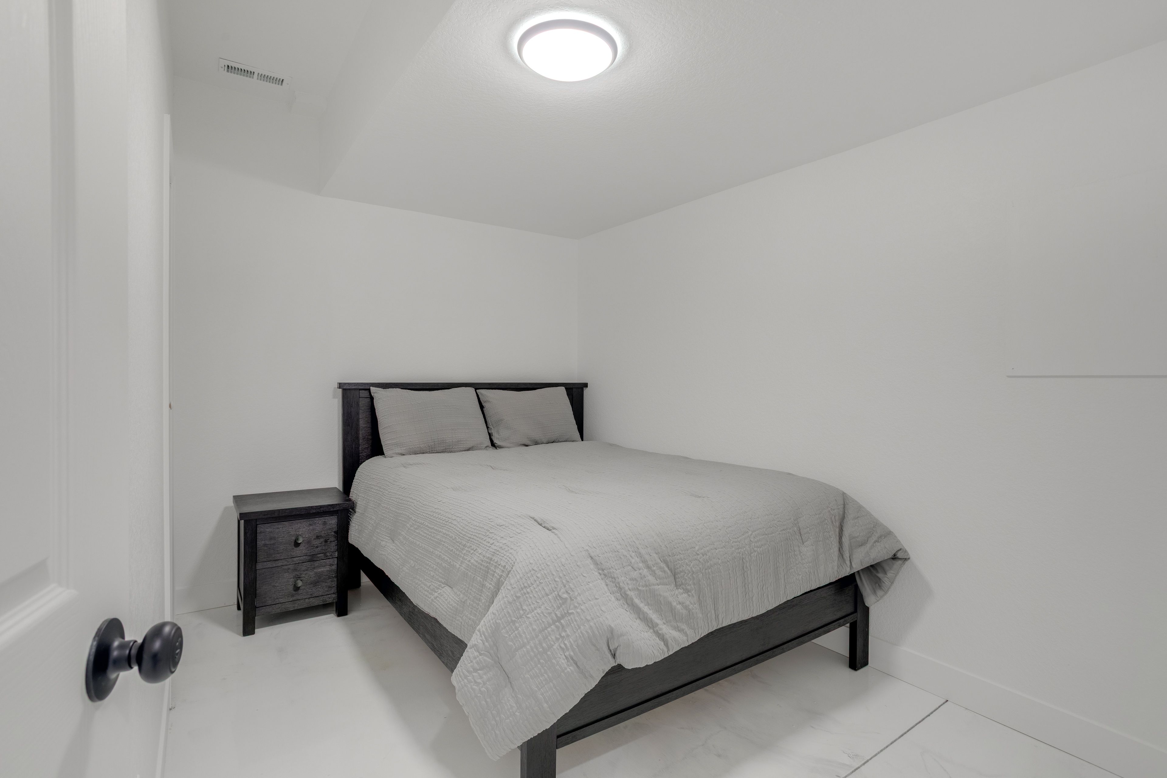 Bonus Room | Queen Bed