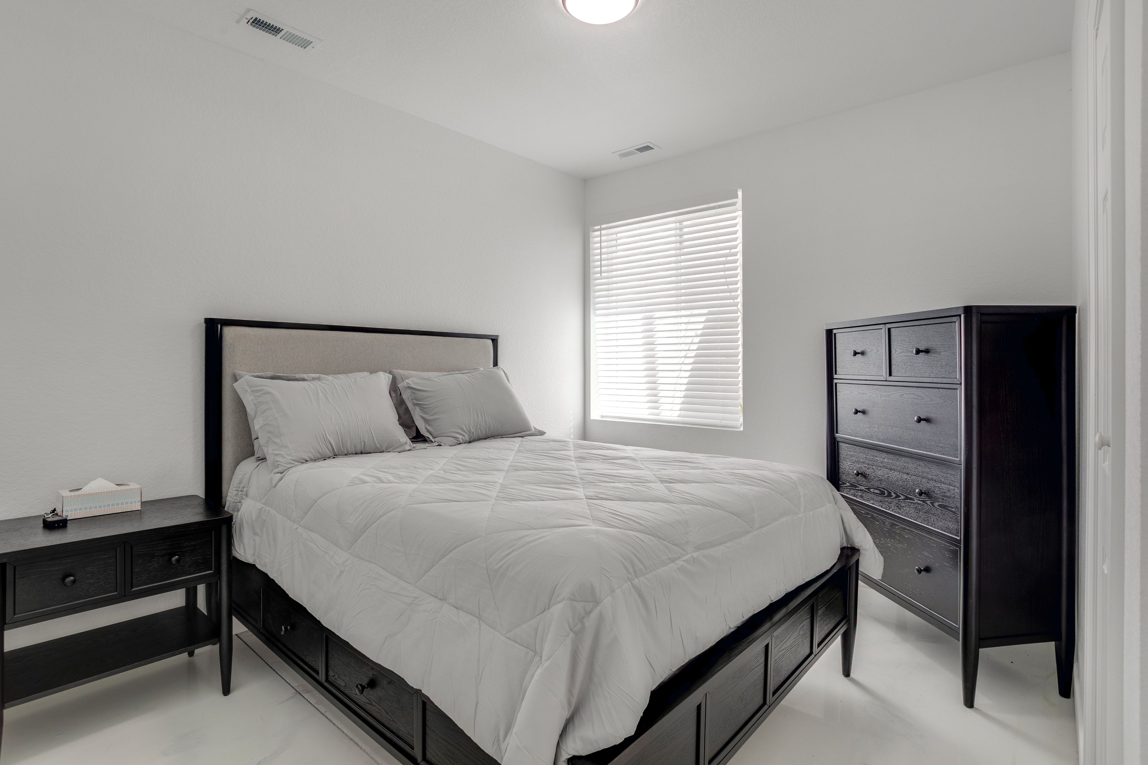 Bedroom | Queen Bed | Linens Provided