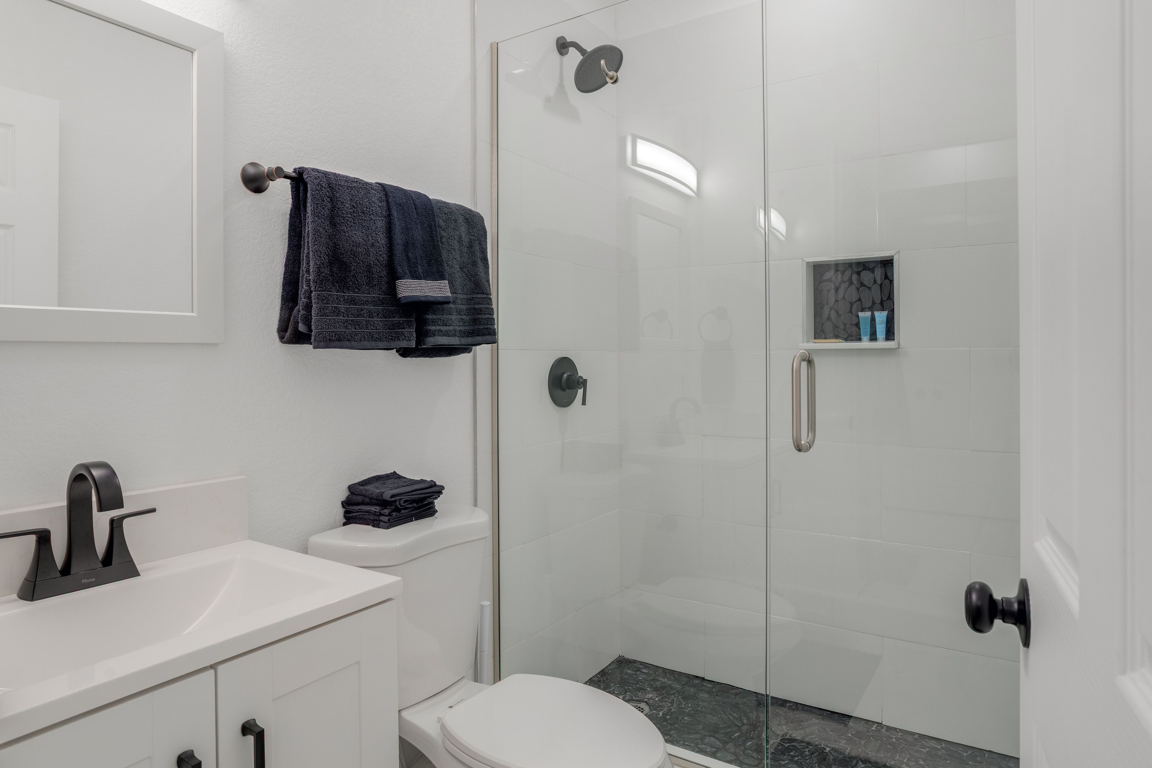 Full Bathroom | Complimentary Toiletries | Towels Provided