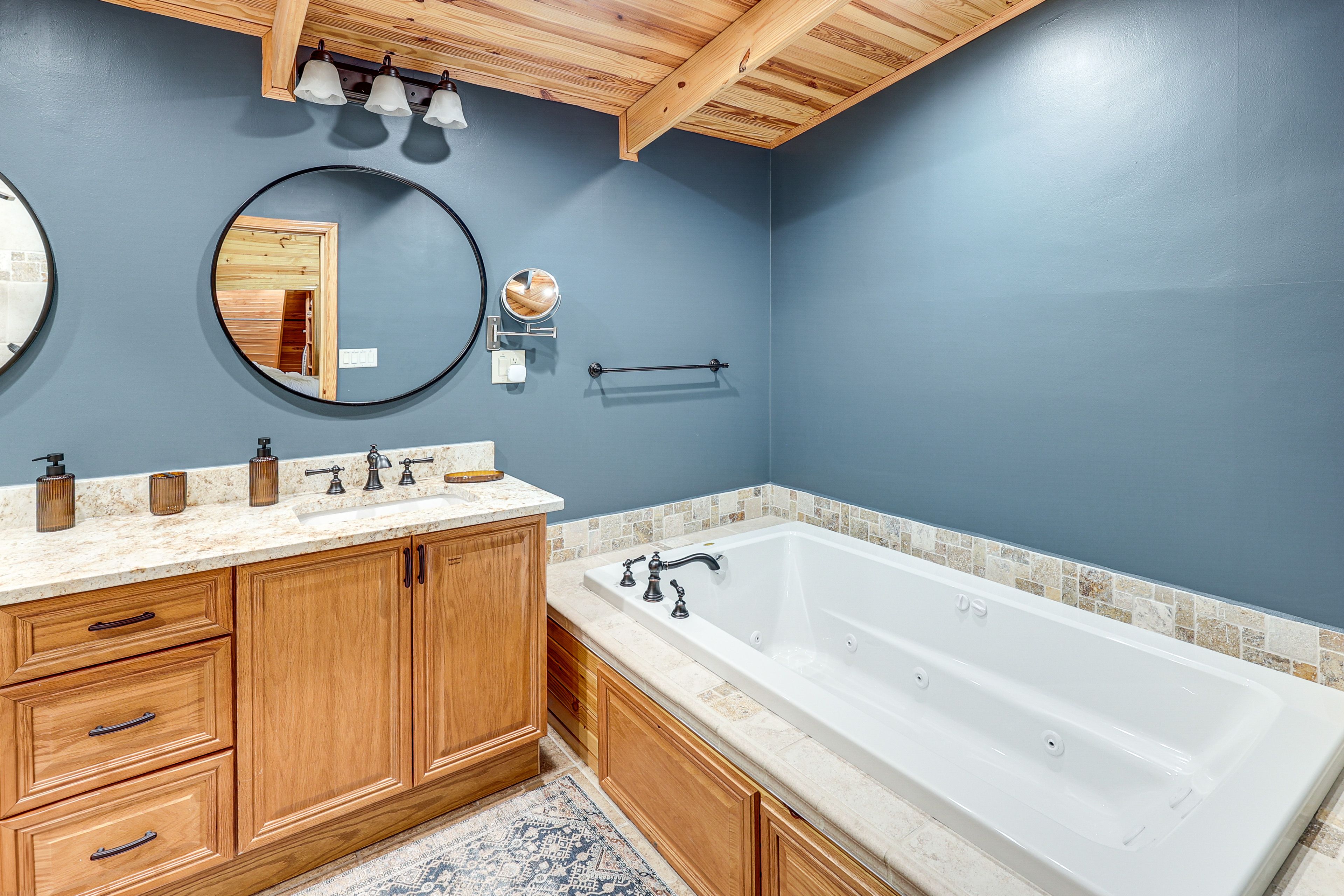 Full Bathroom | 2nd Floor | Towels Provided