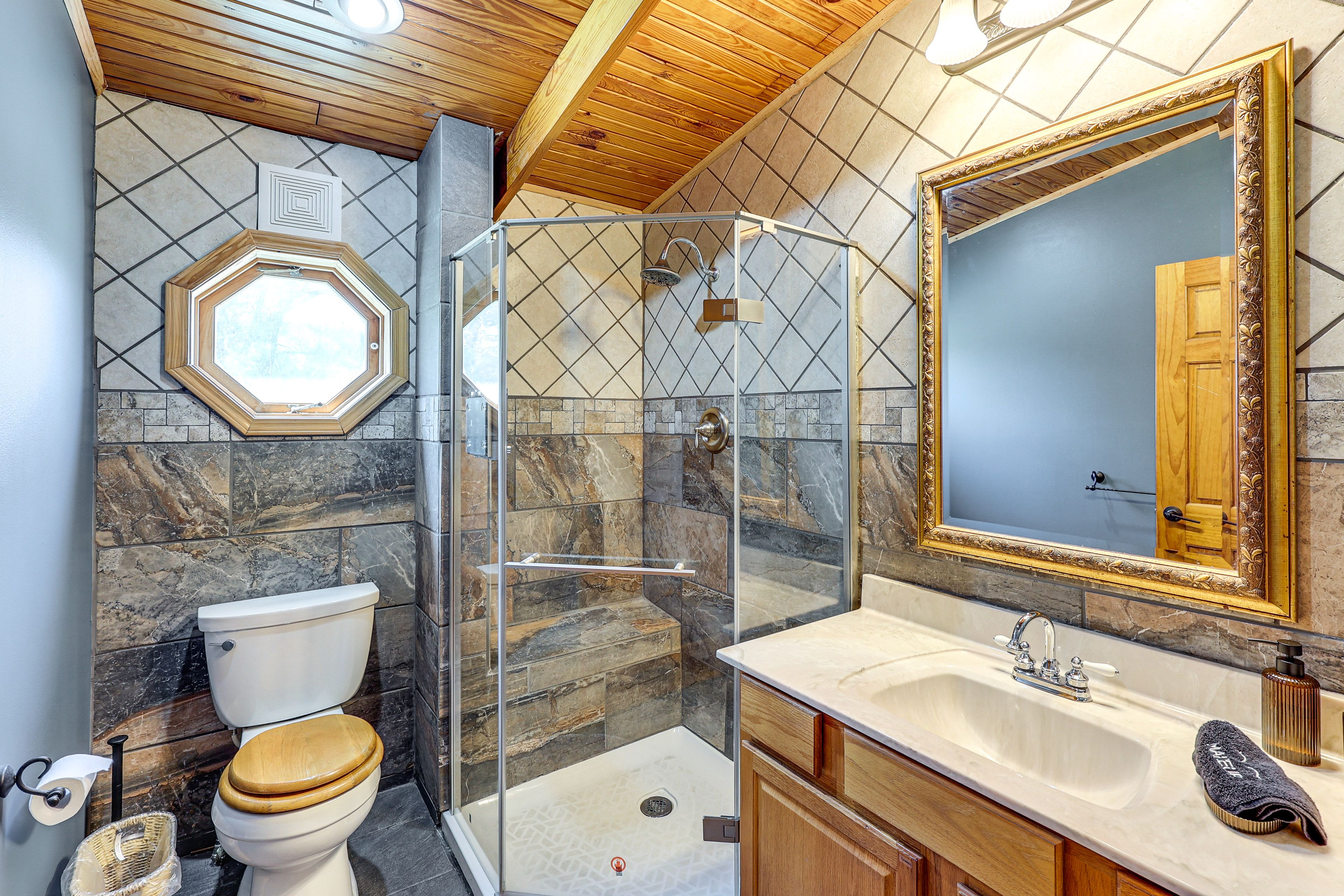 Full Bathroom | 2nd Floor