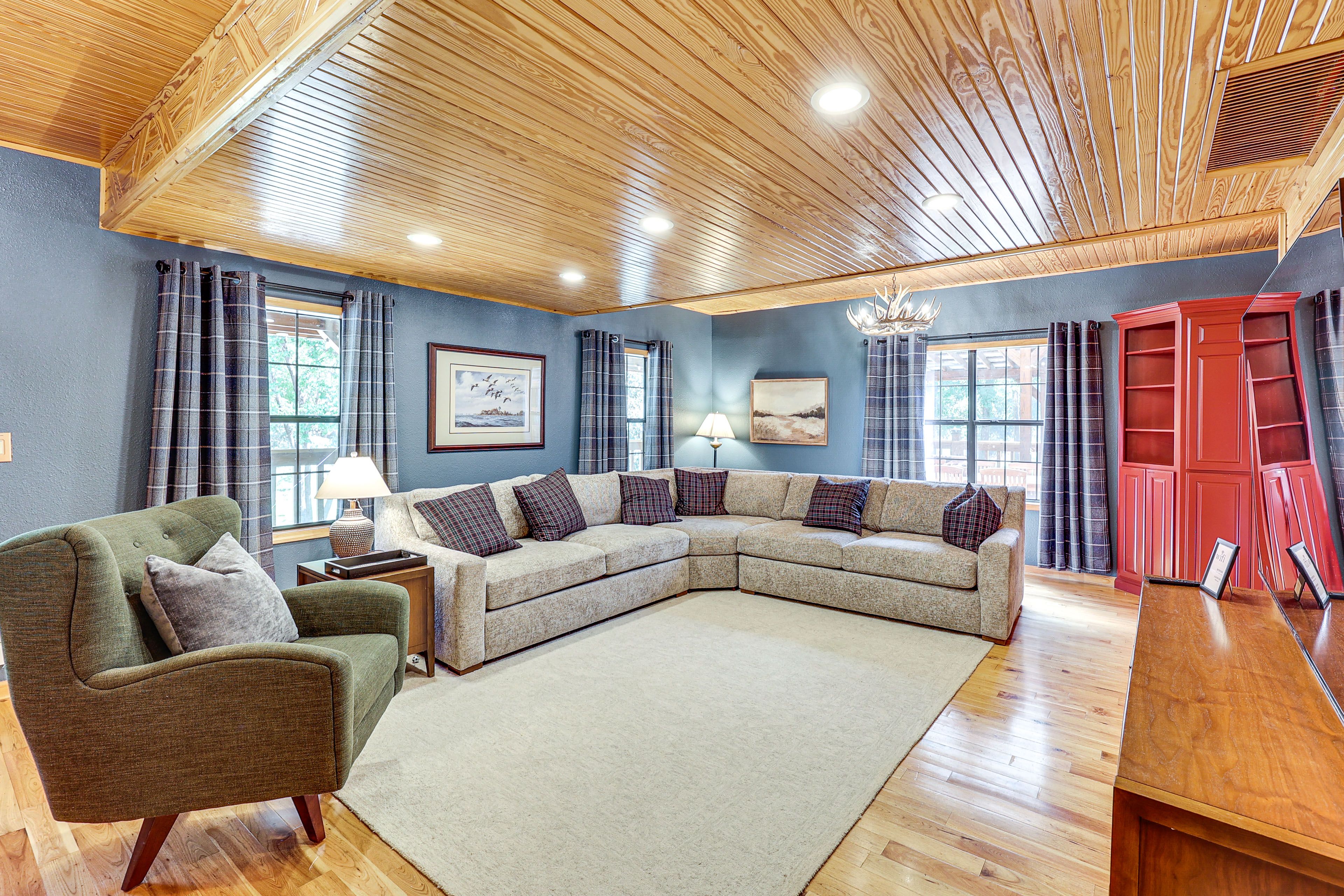 Living Room | Queen Sleeper Sofa | 1st Floor | Smart TV
