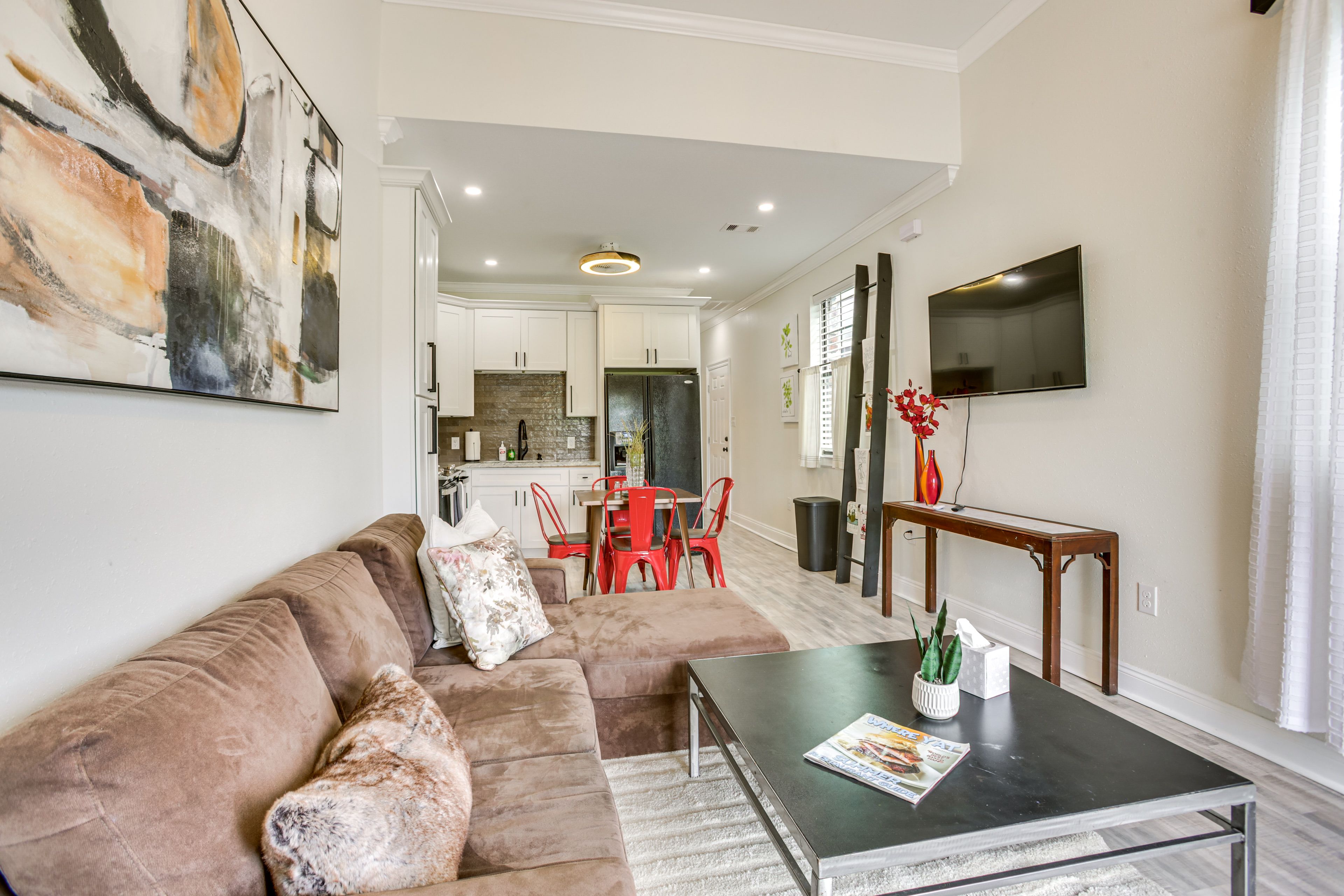 Living Room | Free WiFi | Central Heating & A/C | Smart TV