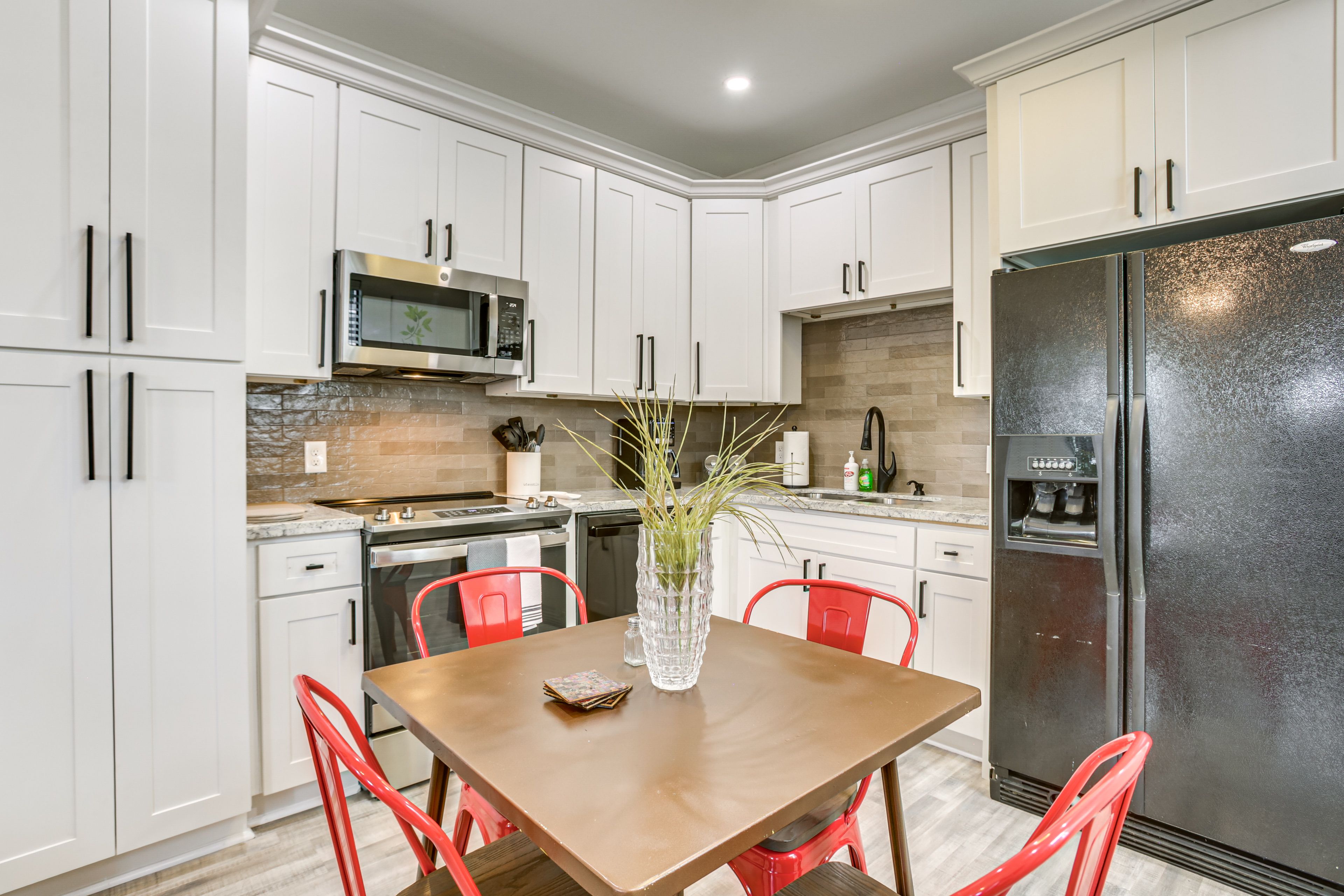 Dining Area | Dishware/Flatware Provided