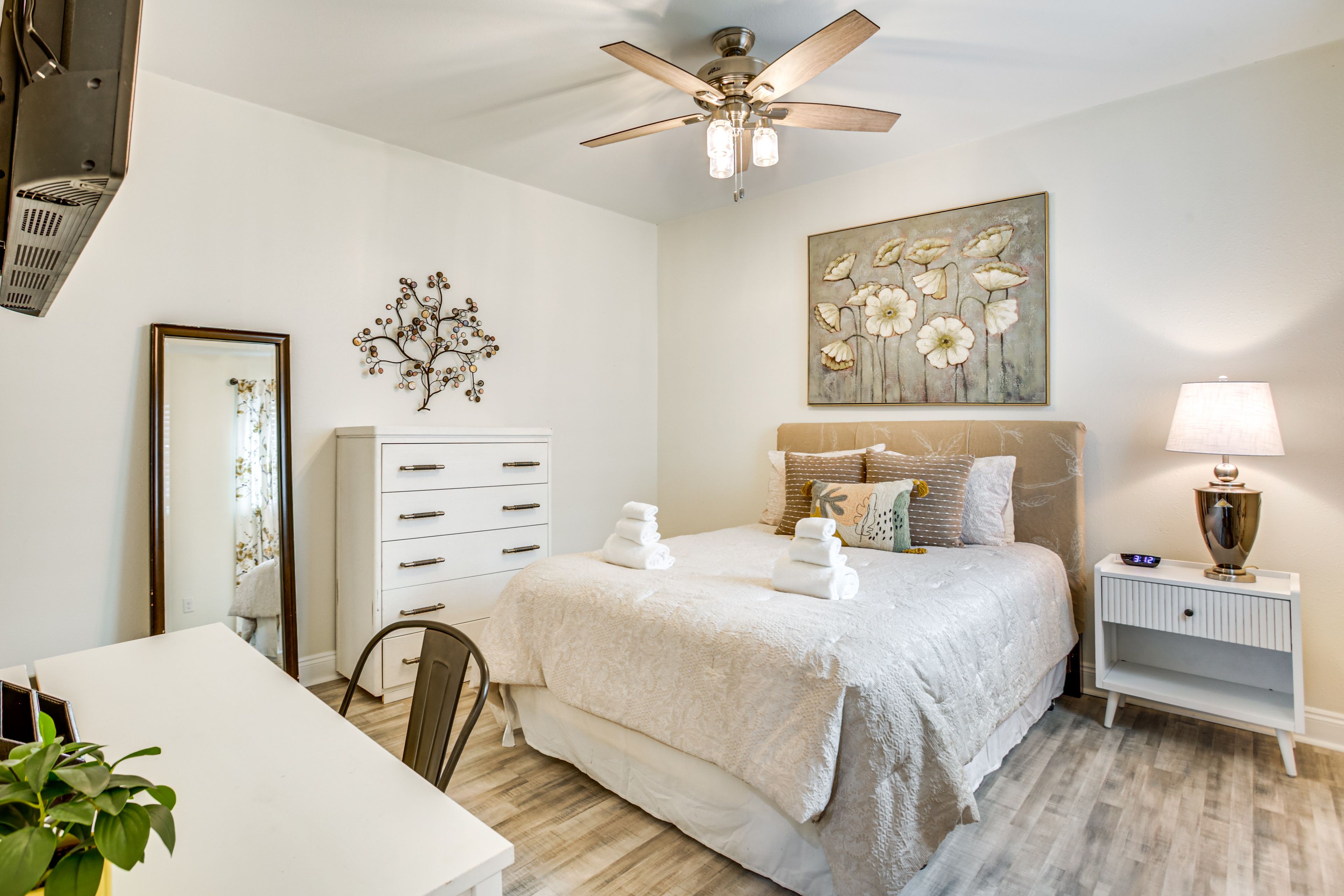 Bedroom | Queen Bed | Linens Provided