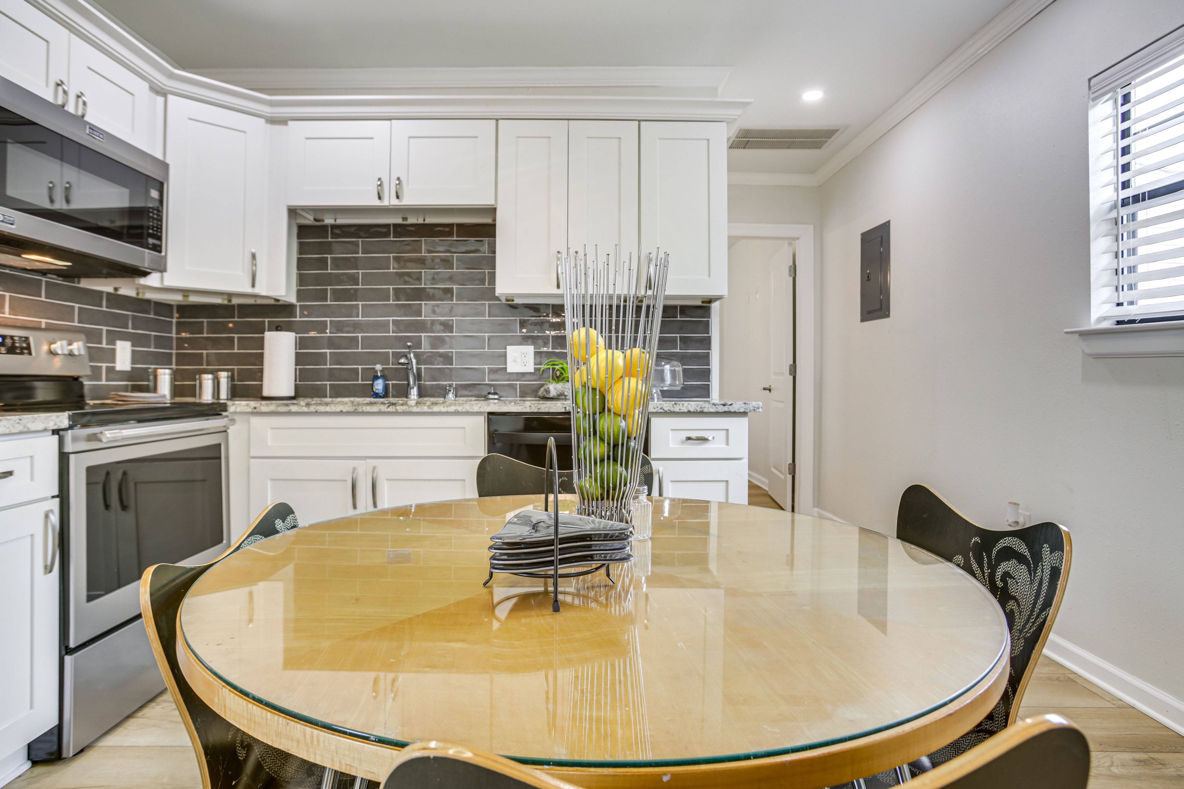 Dining Area | Dishware/Flatware Provided