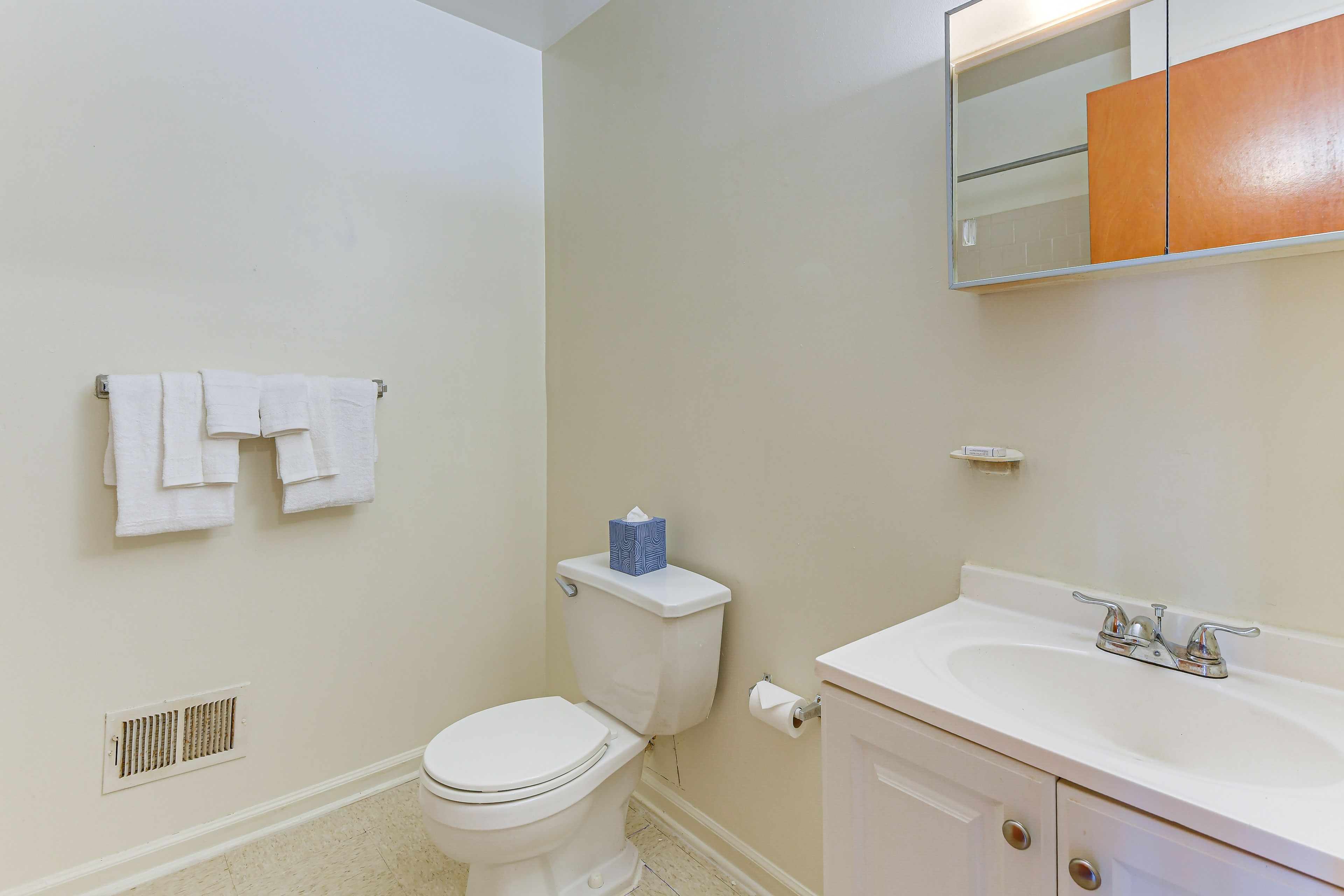 Bathroom | Bathtub/Shower | Towels Provided | 3rd Floor