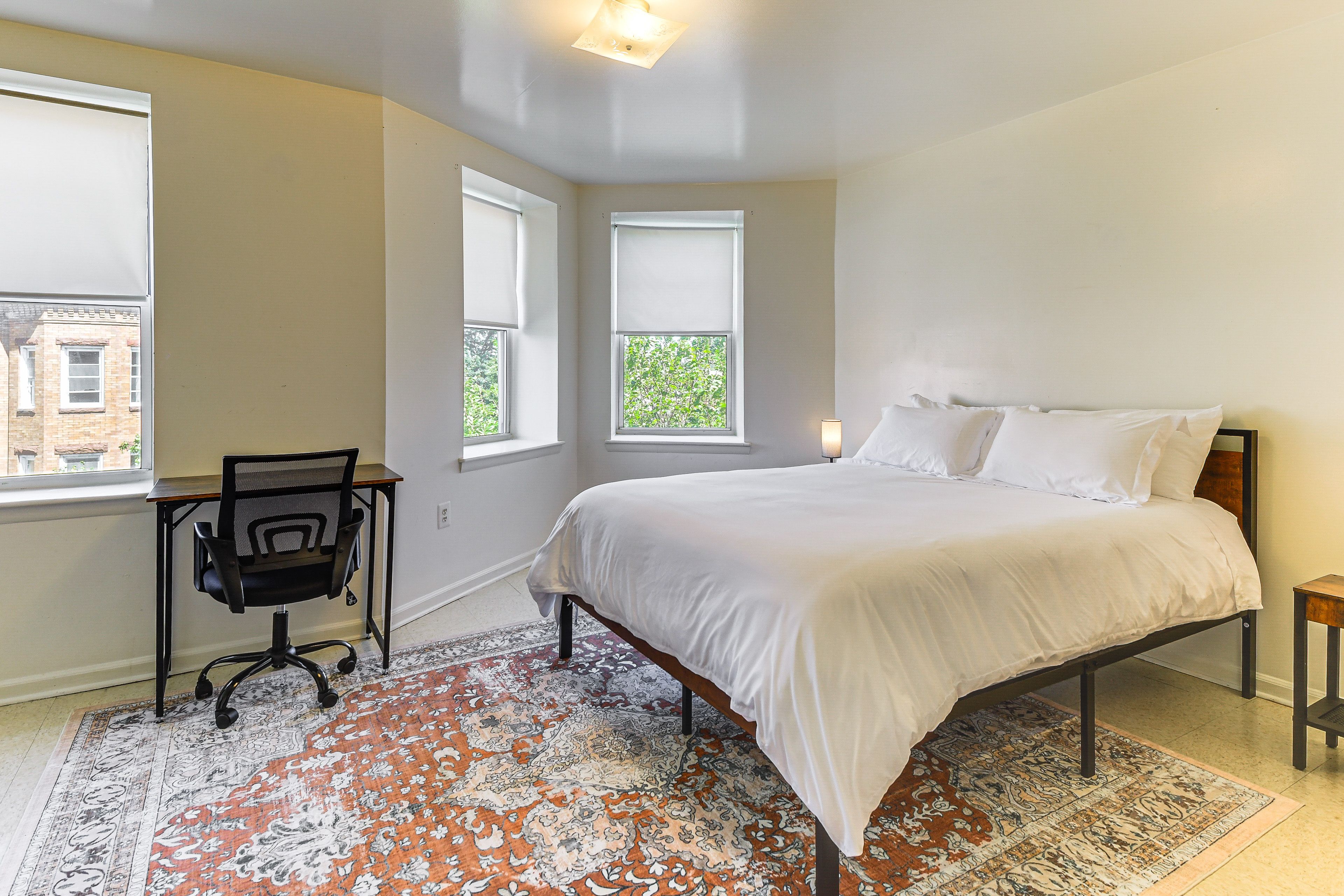 Bedroom 1 | Queen Bed | Smart TV | 3rd Floor