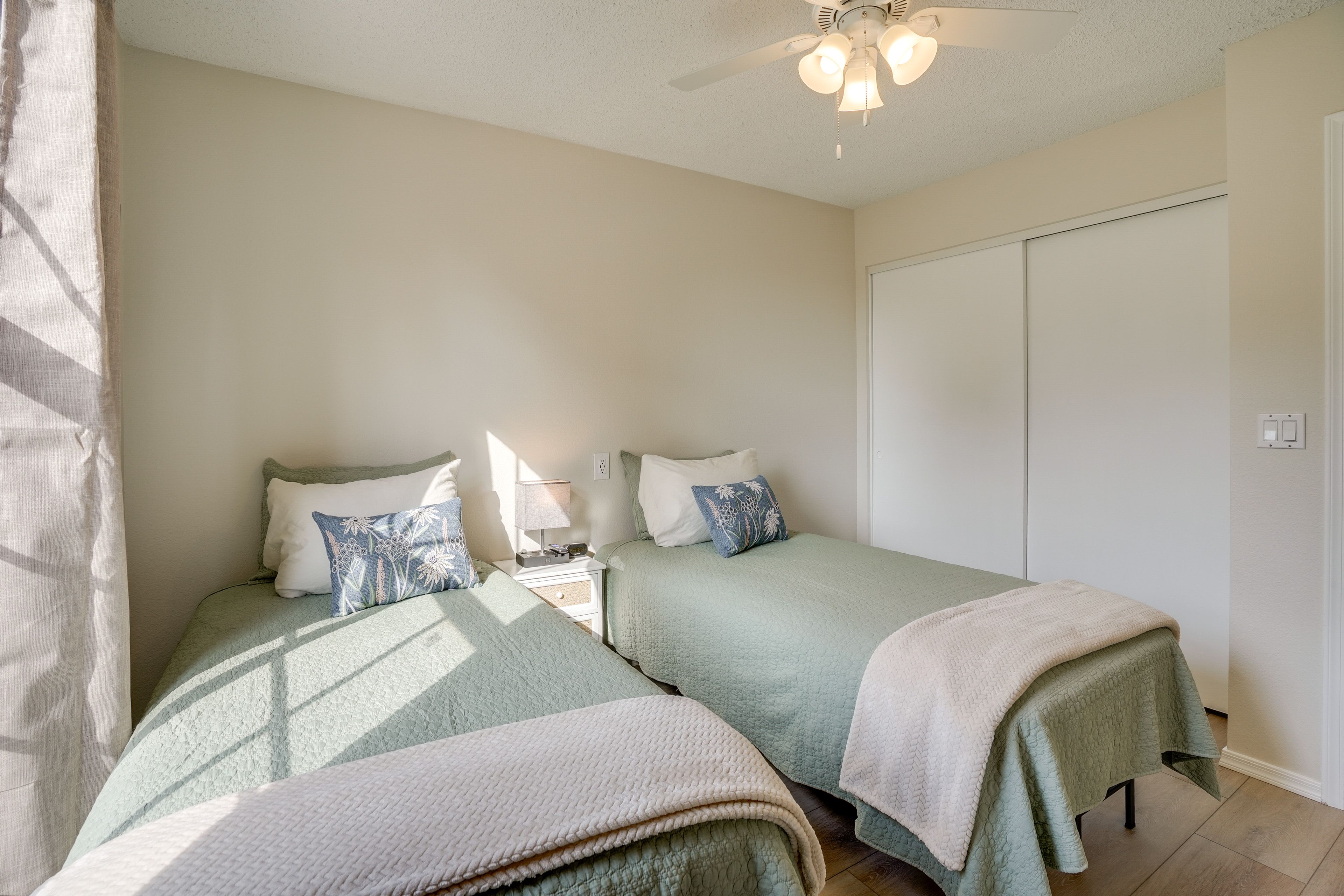 Bedroom 2 | 2 Twin Beds | Smart TV