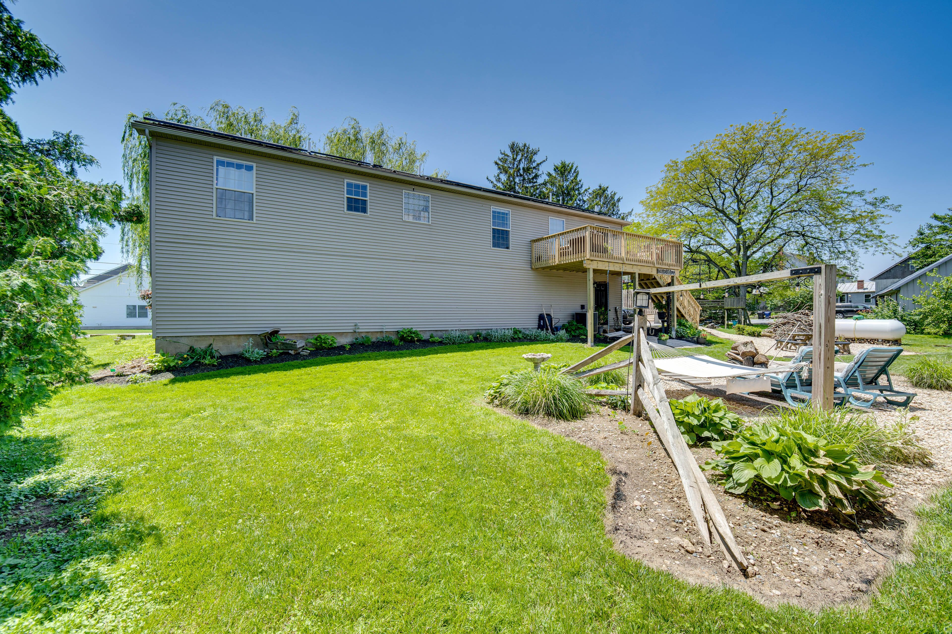 Property Exterior | Single-Story Apartment | Shared Deck