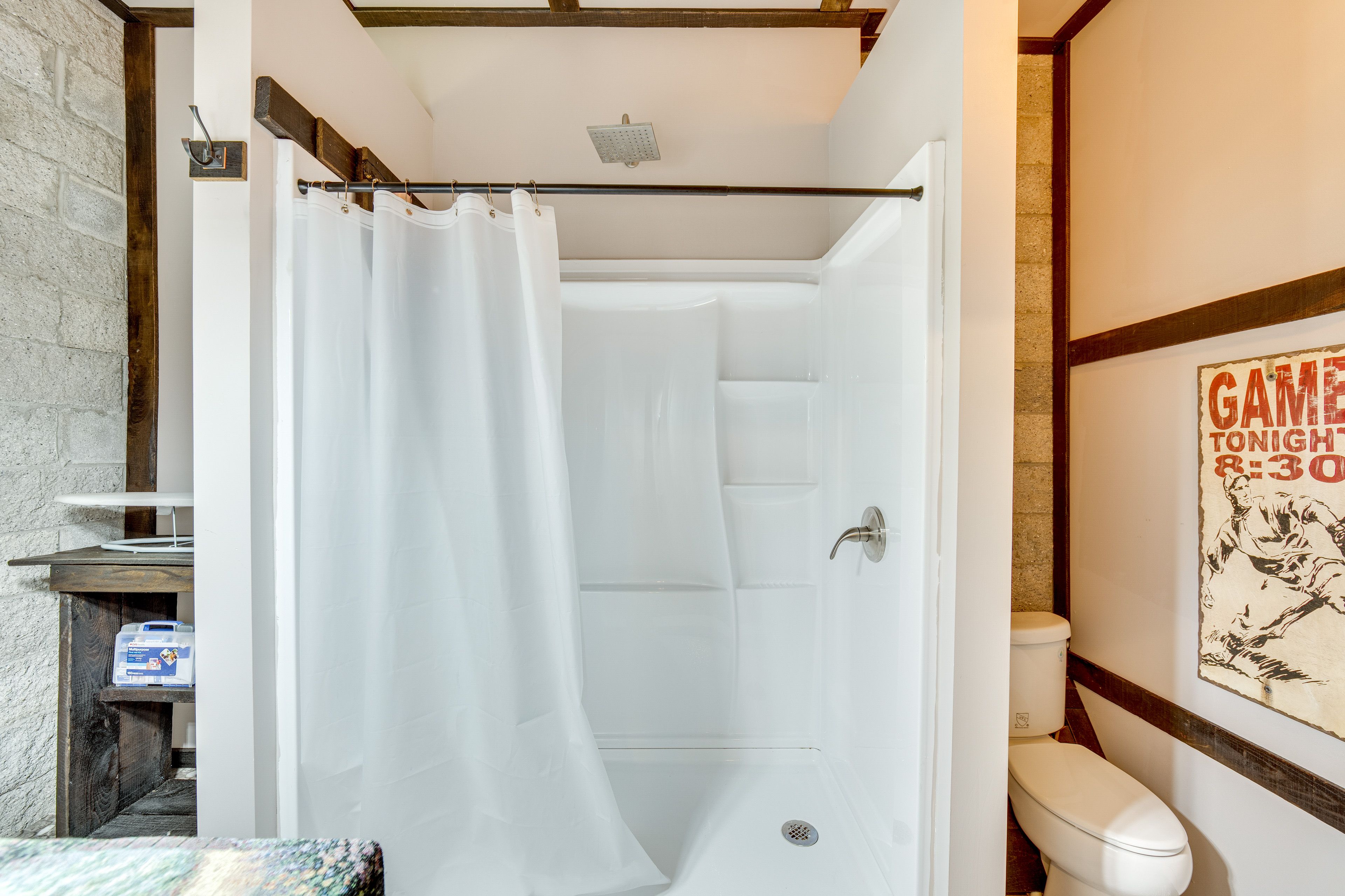 Full Bathroom | Towels Provided | Complimentary Toiletries
