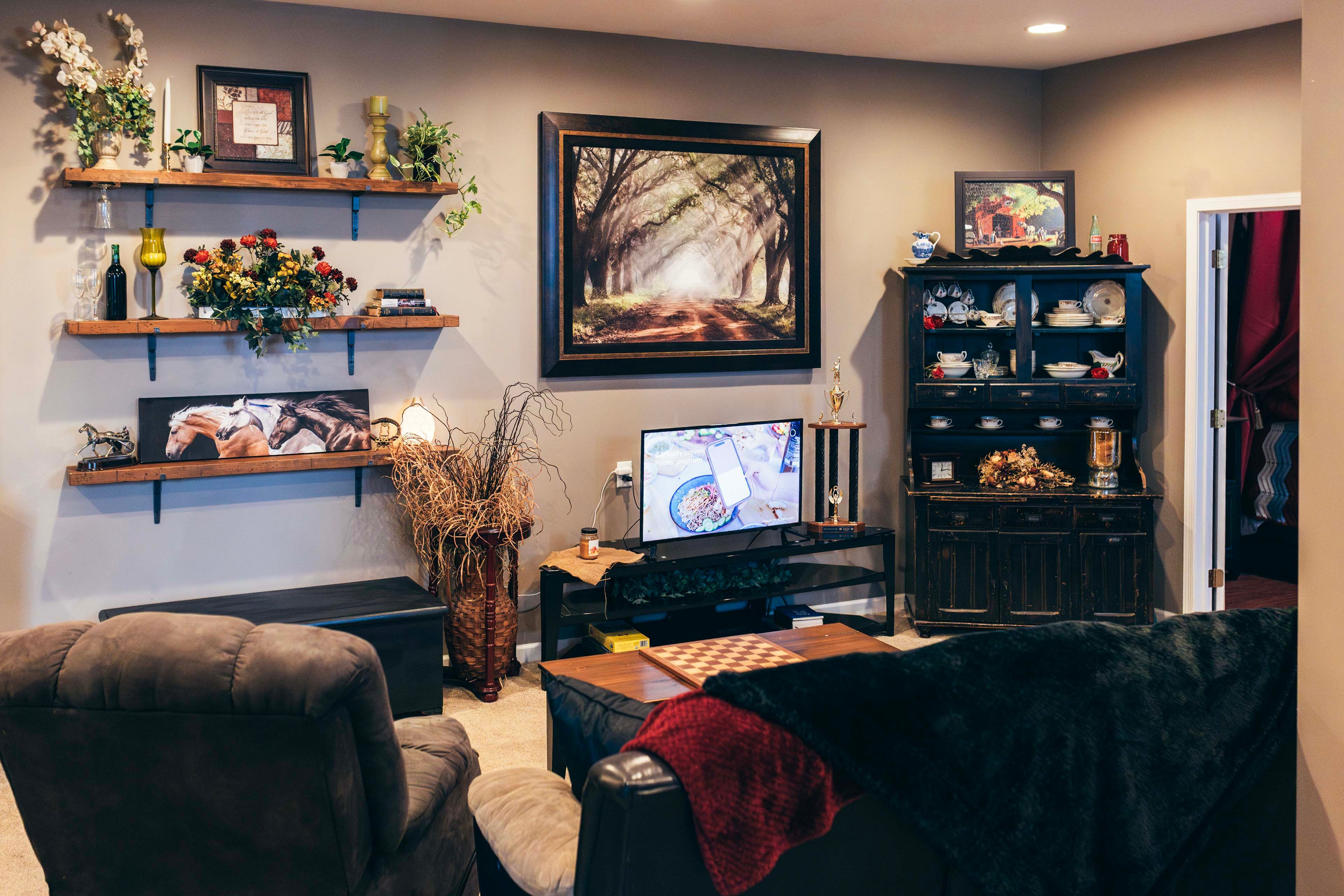 Living Room | Smart TV | Central A/C & Heat | Free WiFi