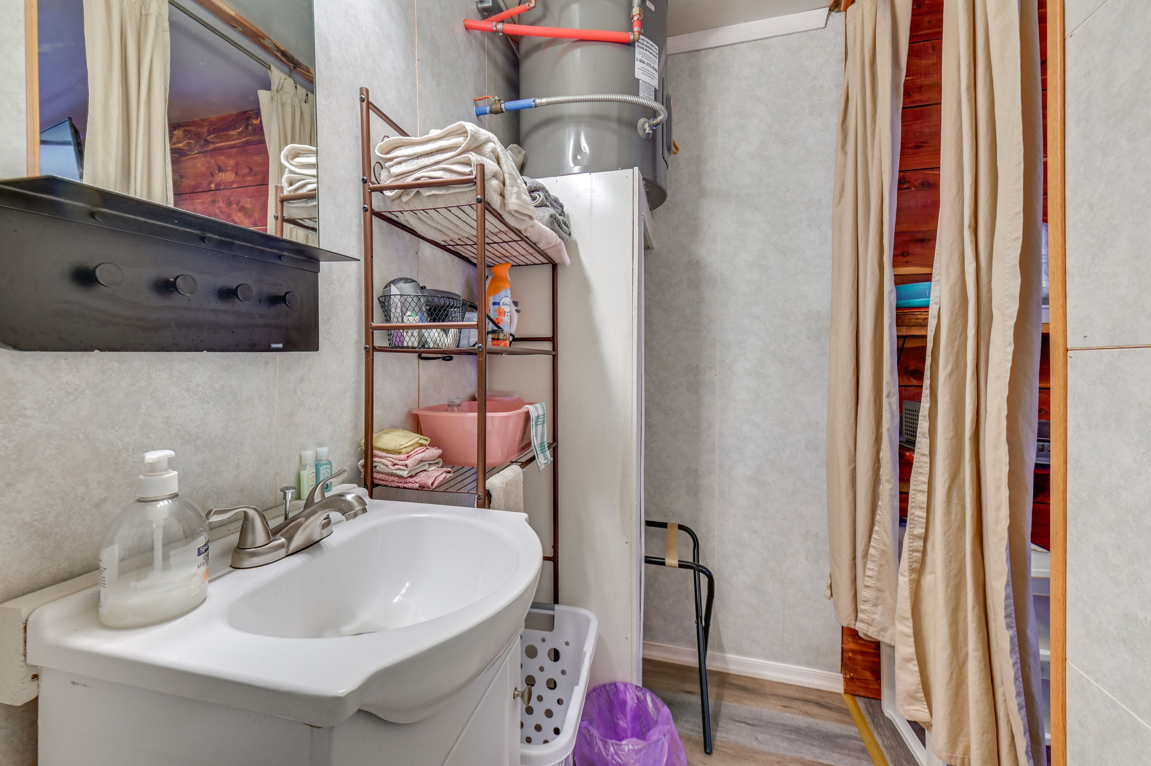Full Bathroom | Towels Provided