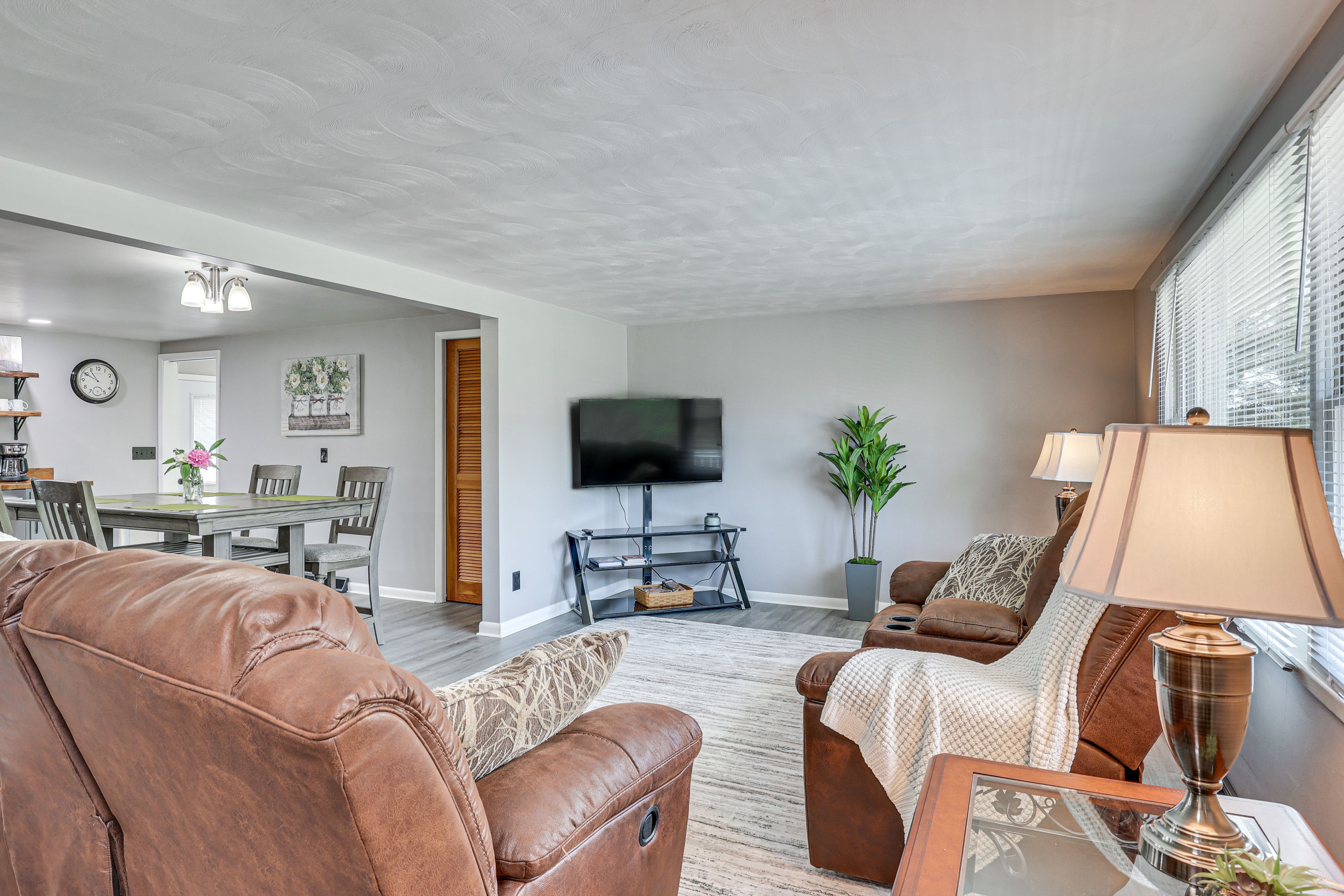 Living Room | Free WiFi | Central Heating & Air Conditioning