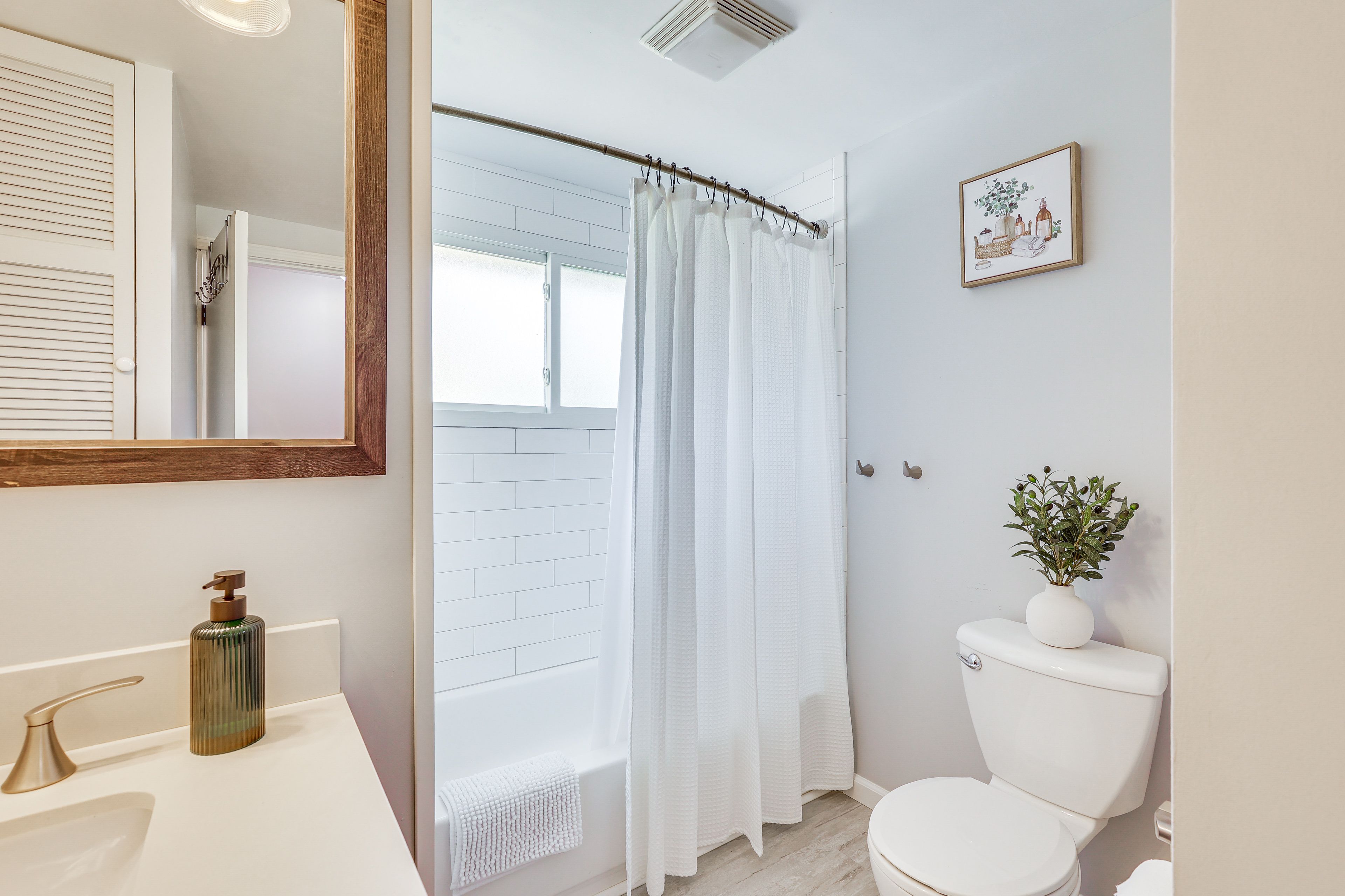 Full Bathroom | Complimentary Toiletries | Towels Provided