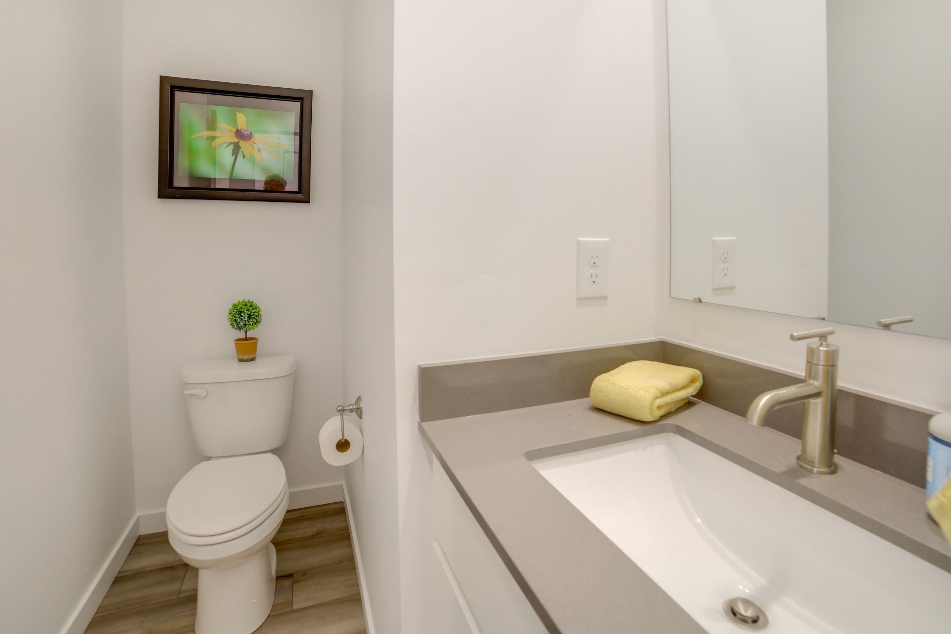 Half Bathroom | 1st Floor | Towels Provided