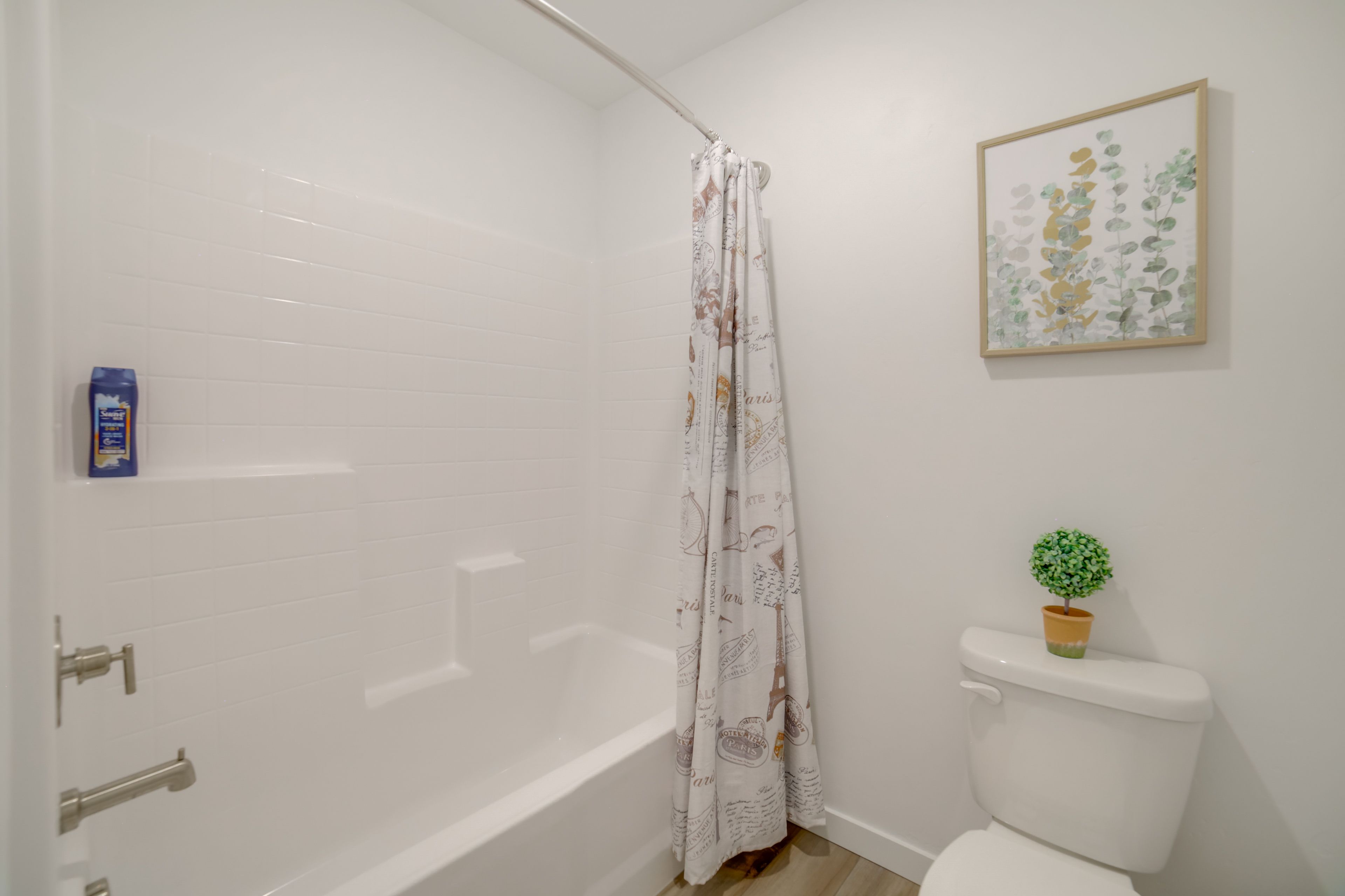 Full Bathroom | 2nd Floor | Towels Provided