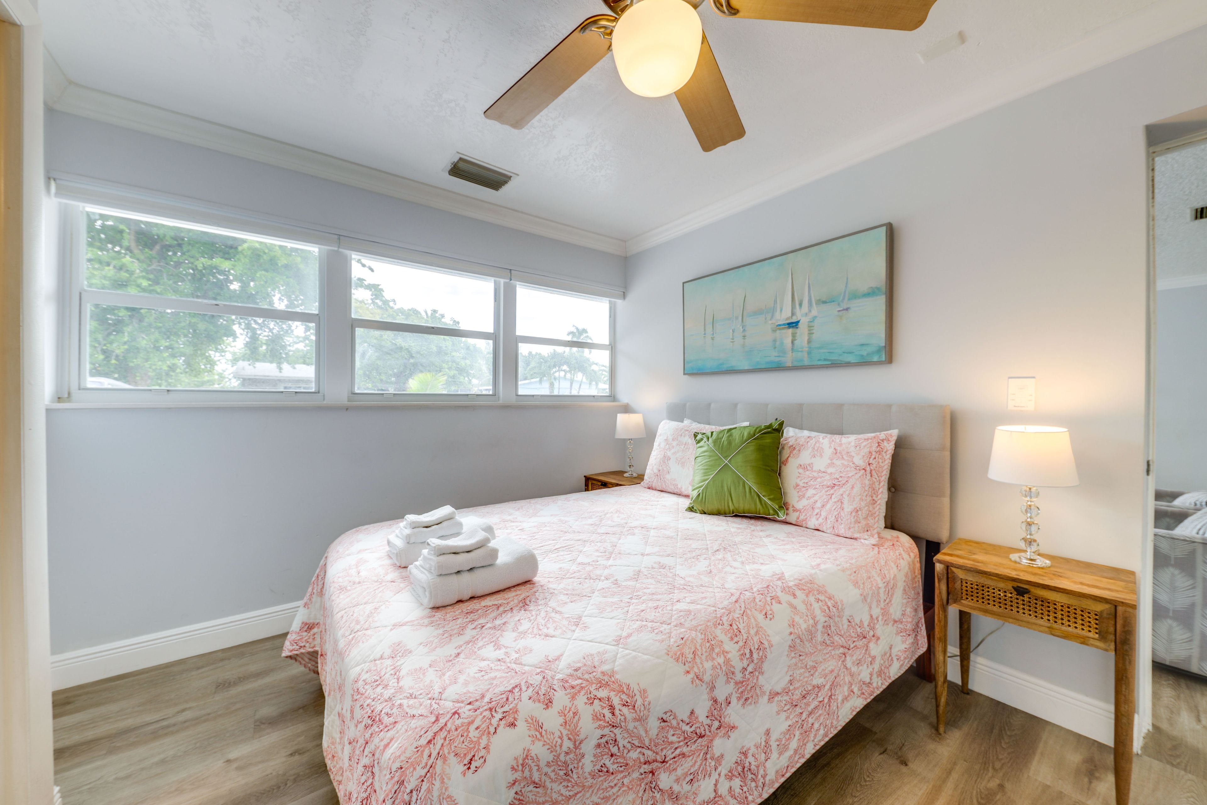Bedroom 1 | Queen Bed