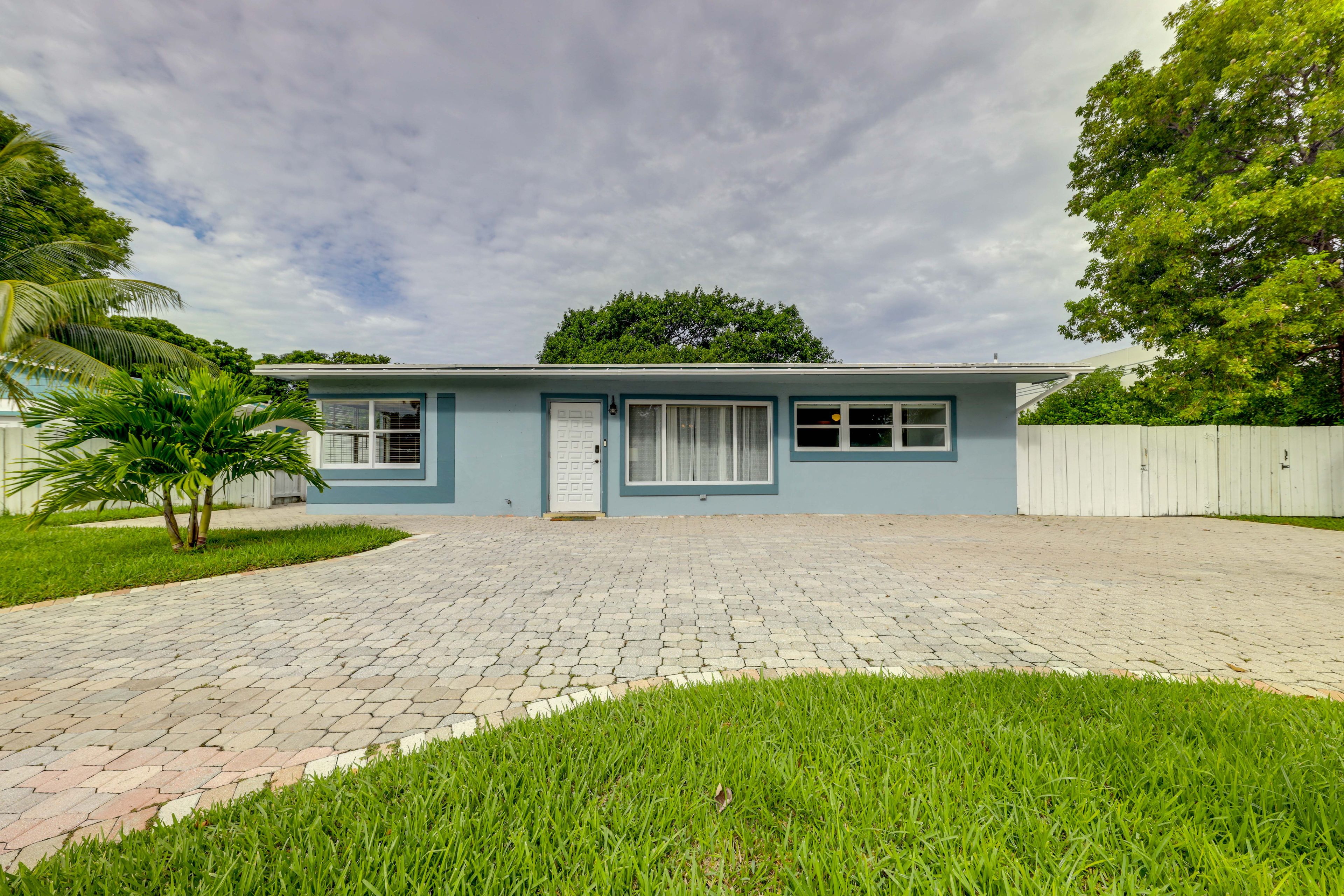 Property Exterior | Driveway (4 Vehicles)
