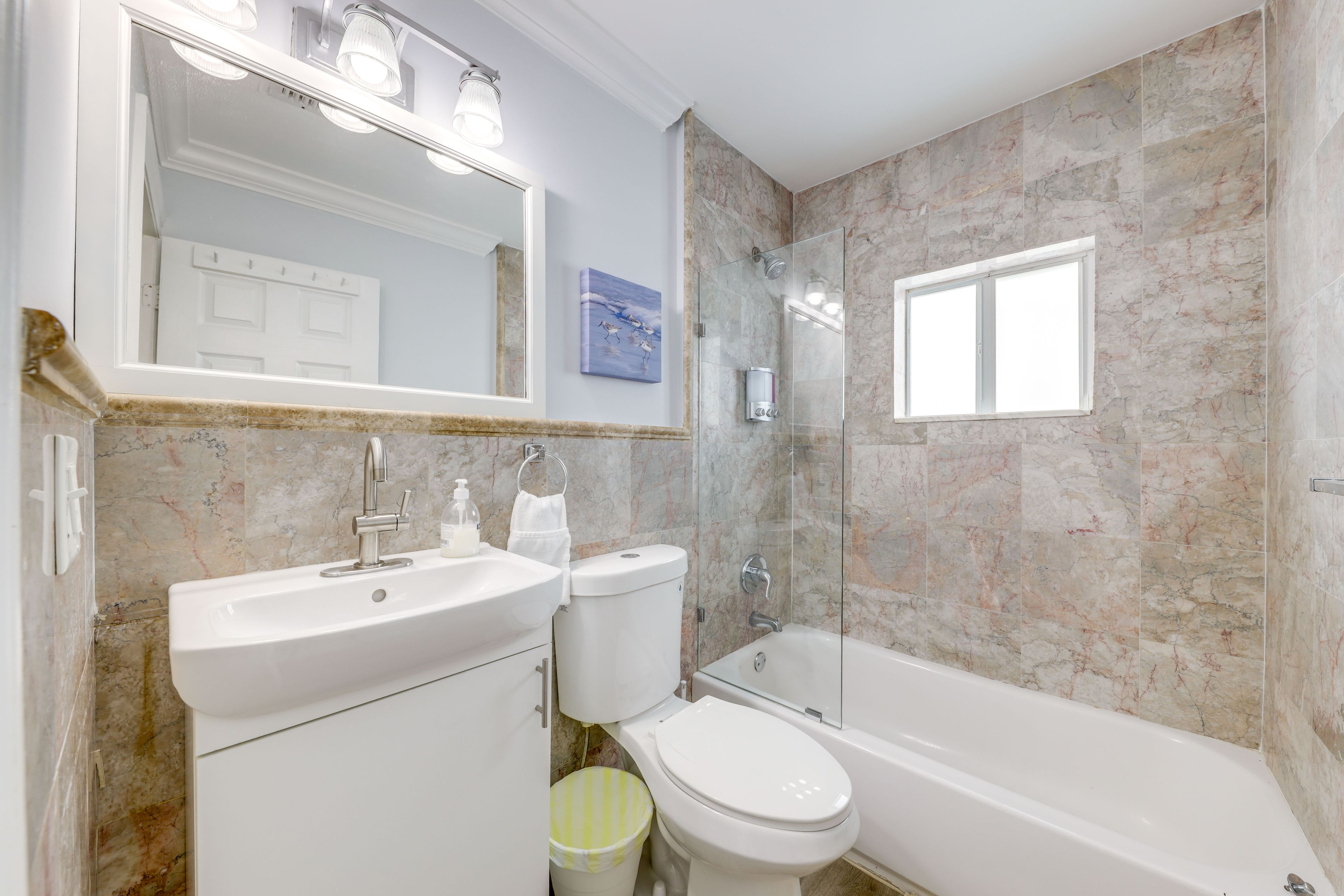 Full Bathroom | Towels Provided