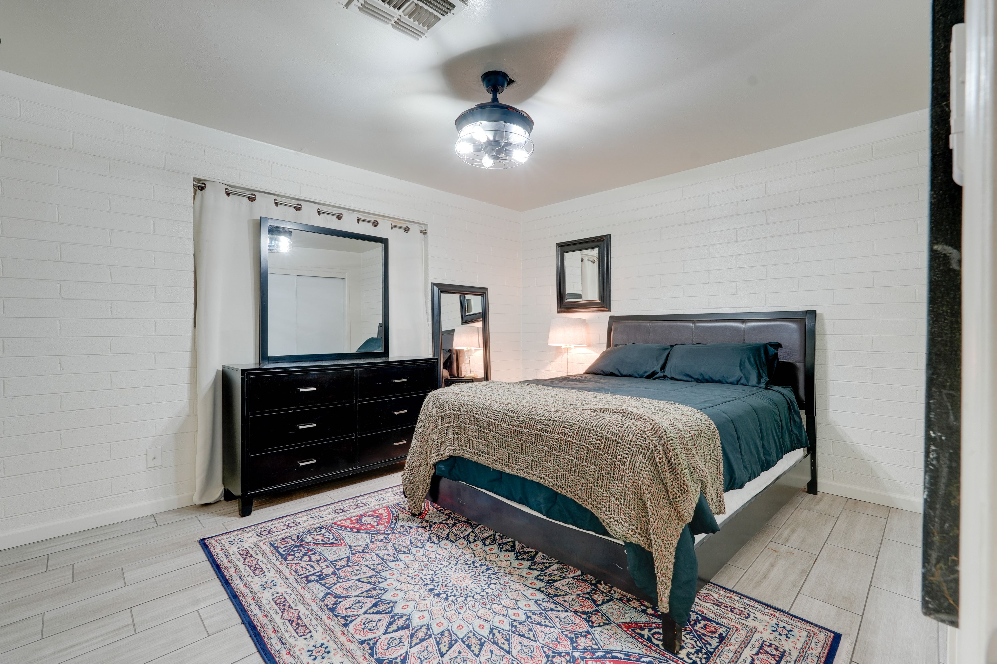 Bedroom 1 | Queen Bed