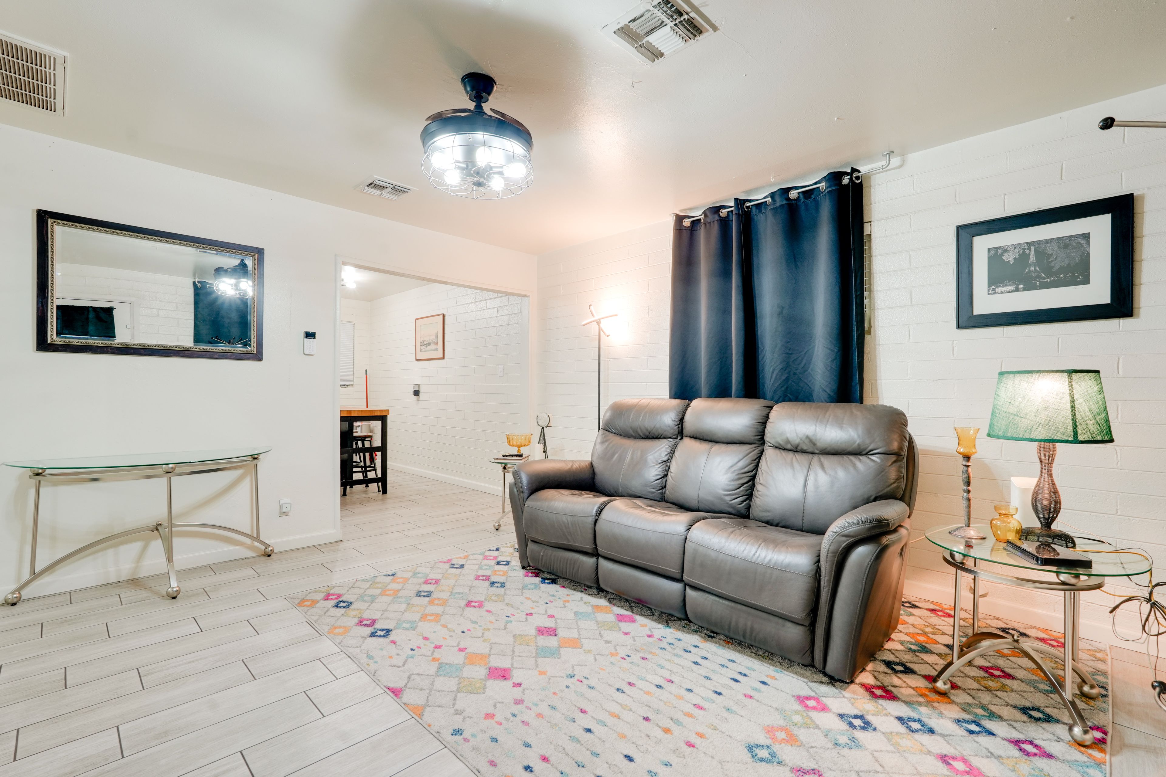 Living Room | Free WiFi | Smart TV | Central A/C