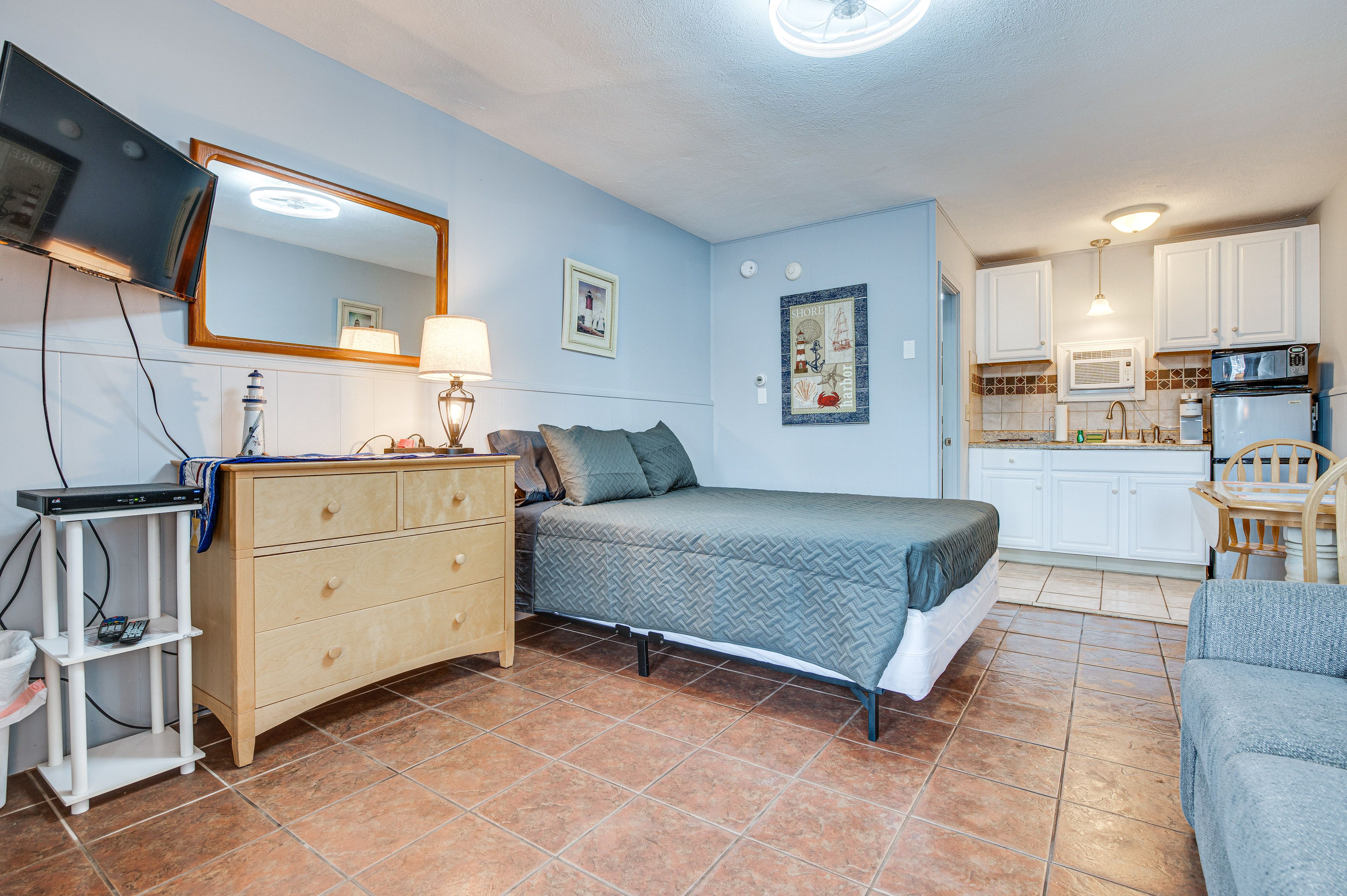 Studio | Queen Bed | Queen Sleeper Sofa | Linens Provided