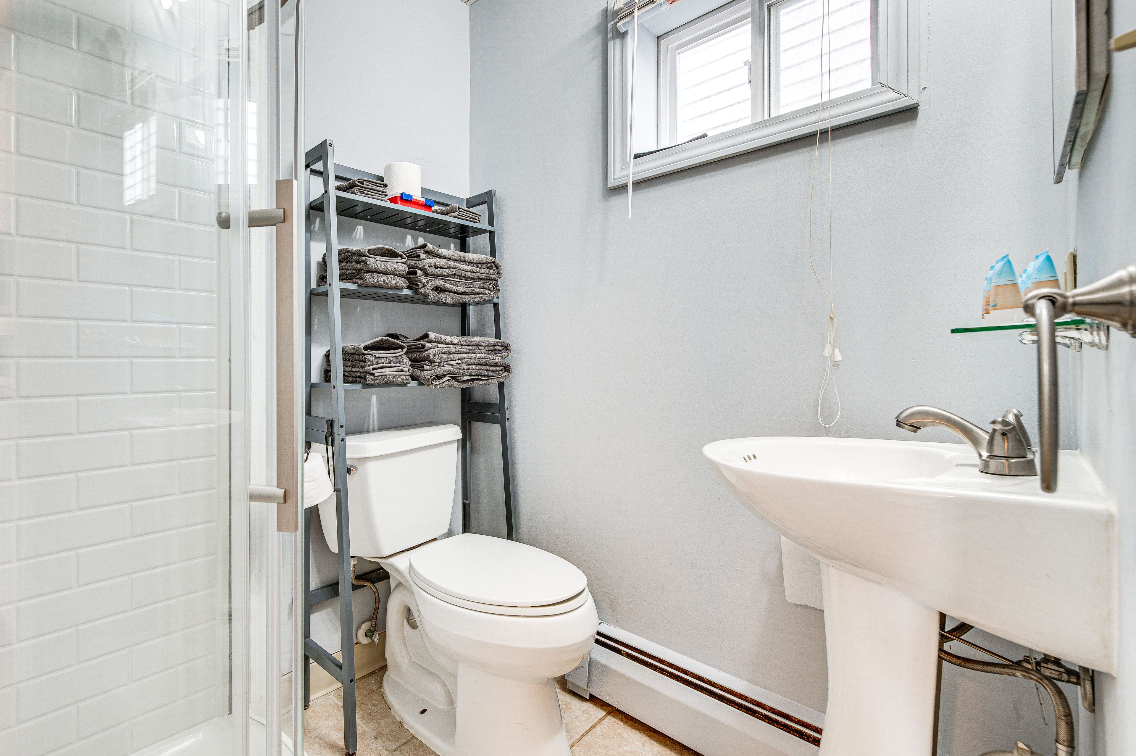 Full Bathroom | Towels Provided