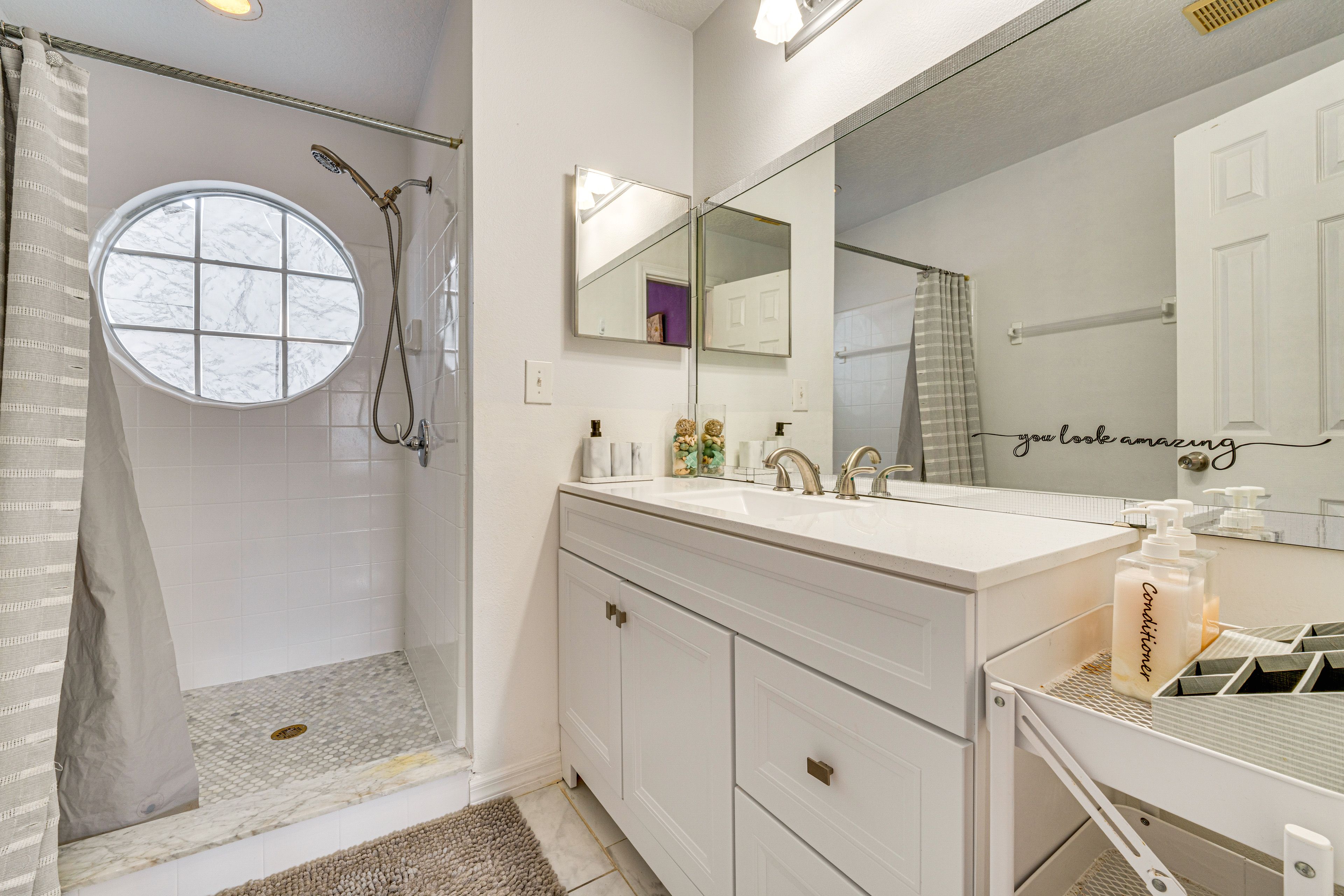 Full Bathroom | Towels Provided
