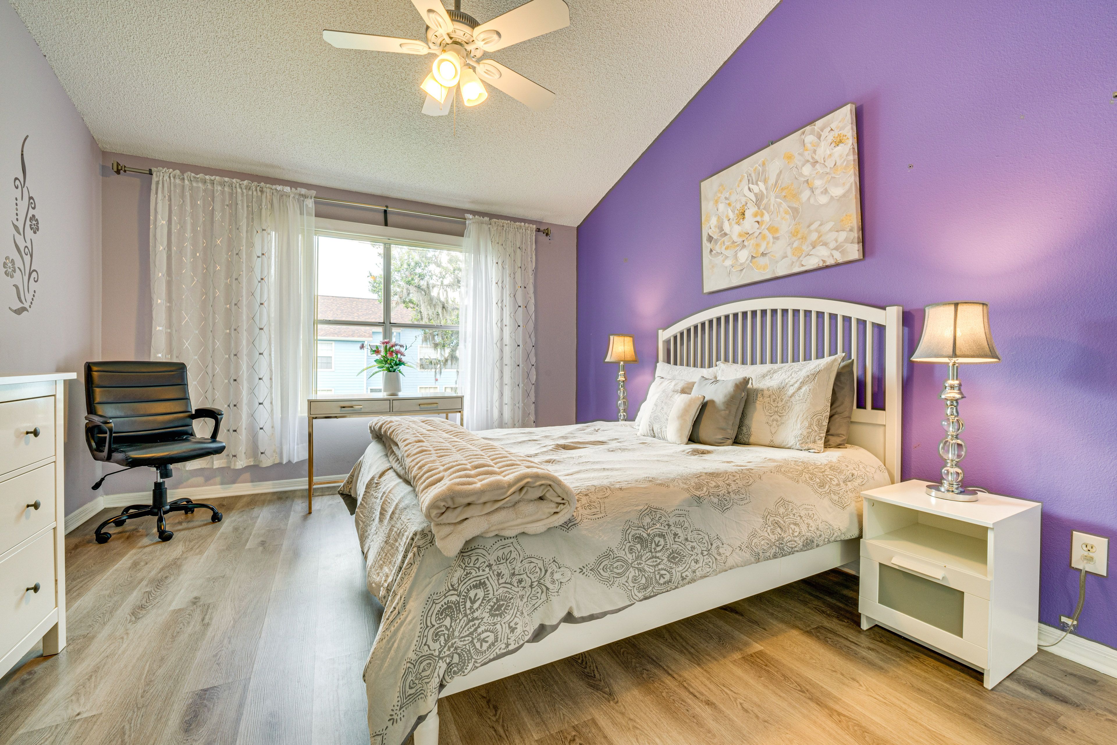 Bedroom 1 | Queen Bed | Smart TV