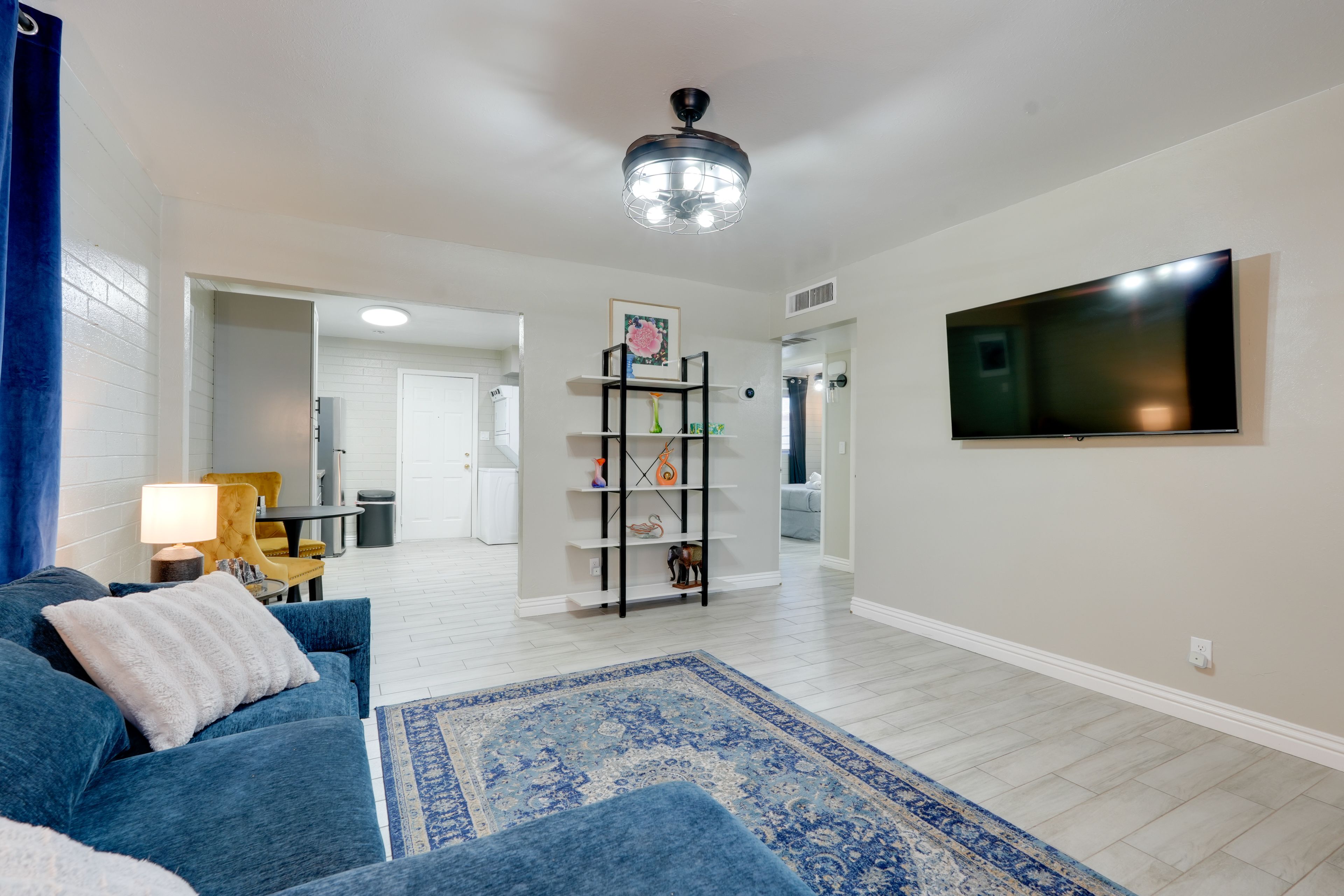 Living Room | Free WiFi | Central A/C | Smart TV