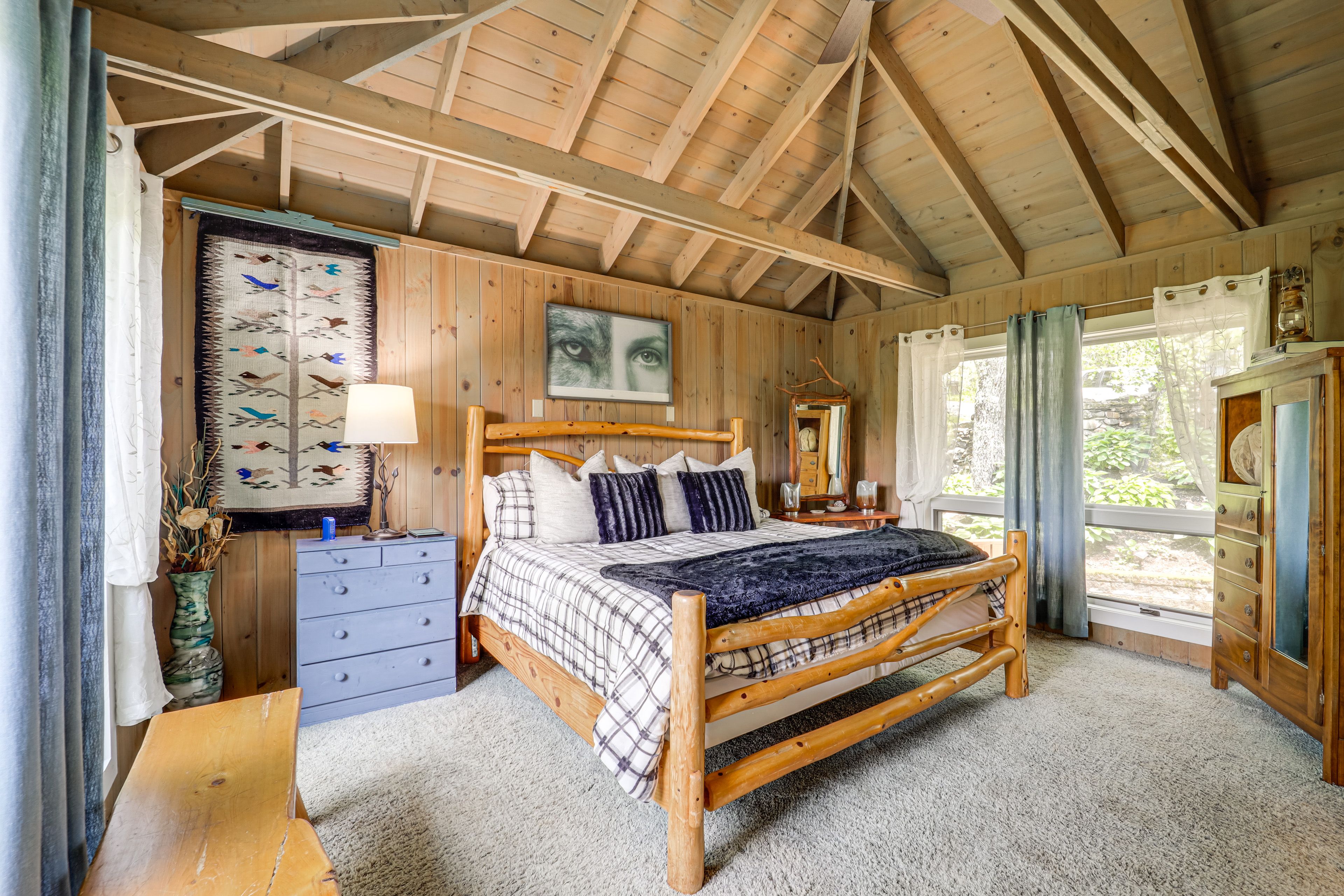 Bedroom 1 | King Bed | Linens Provided