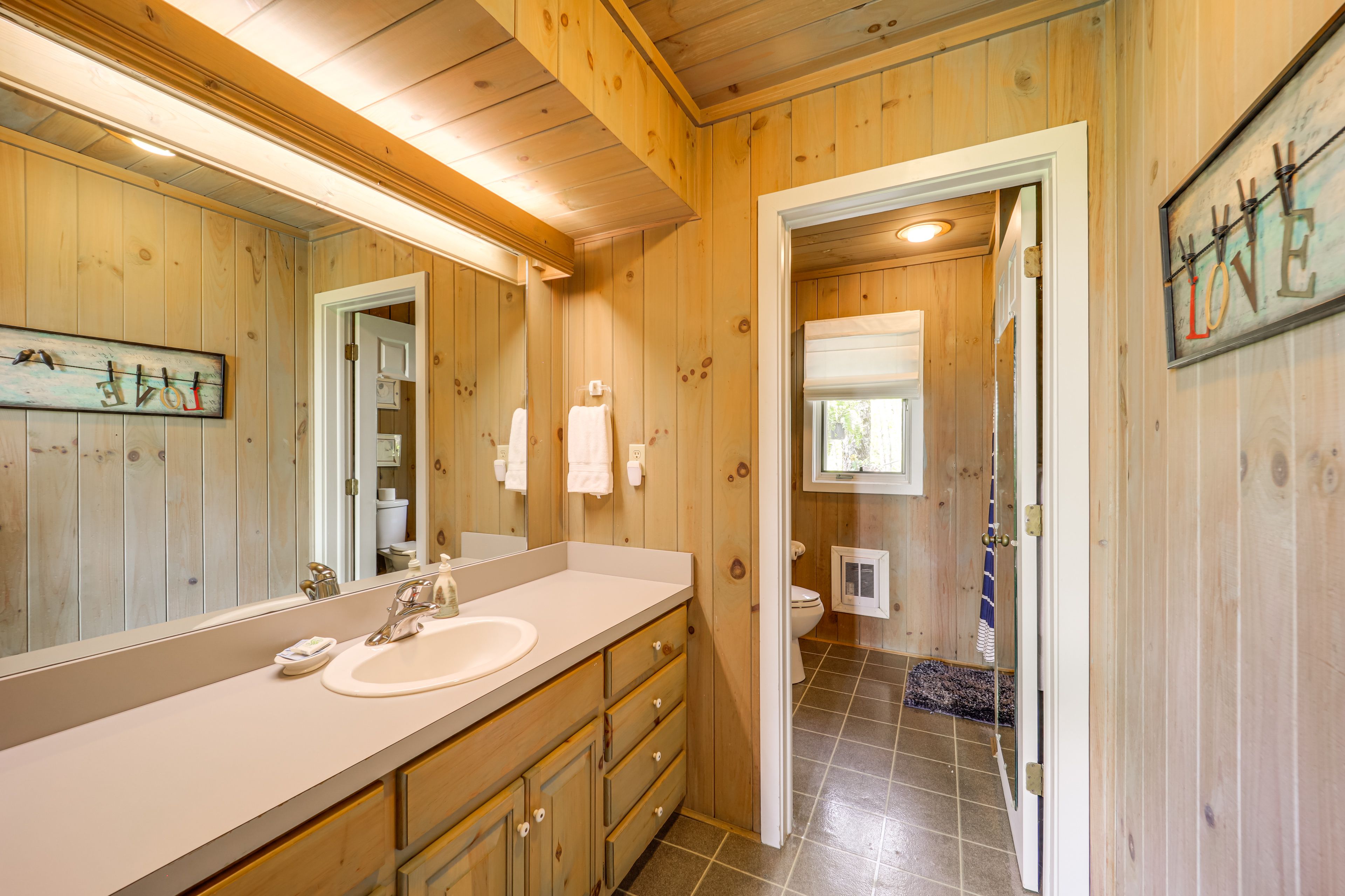 Full Bathroom | Towels Provided