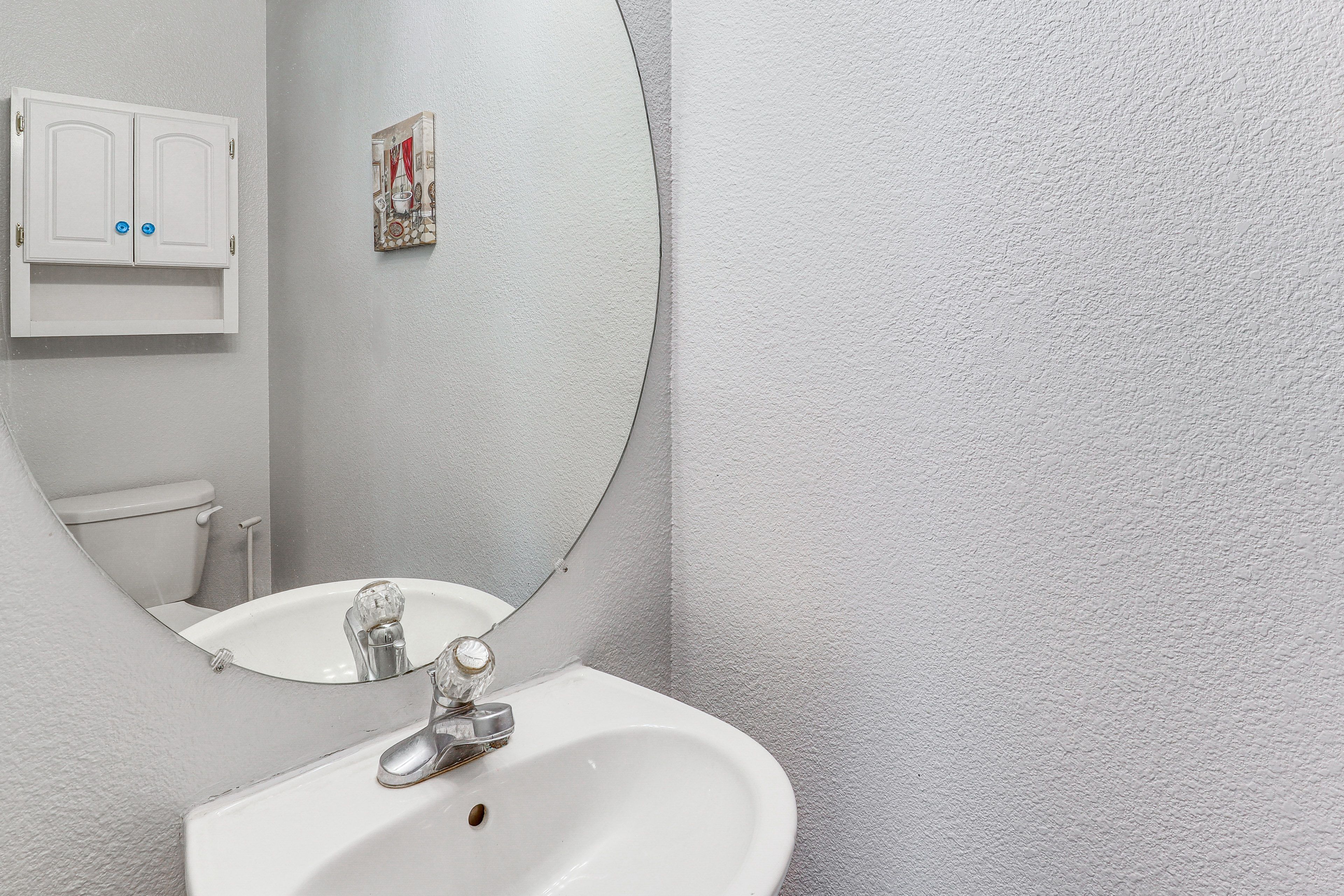 Half Bathroom | 1st Floor | Towels Provided