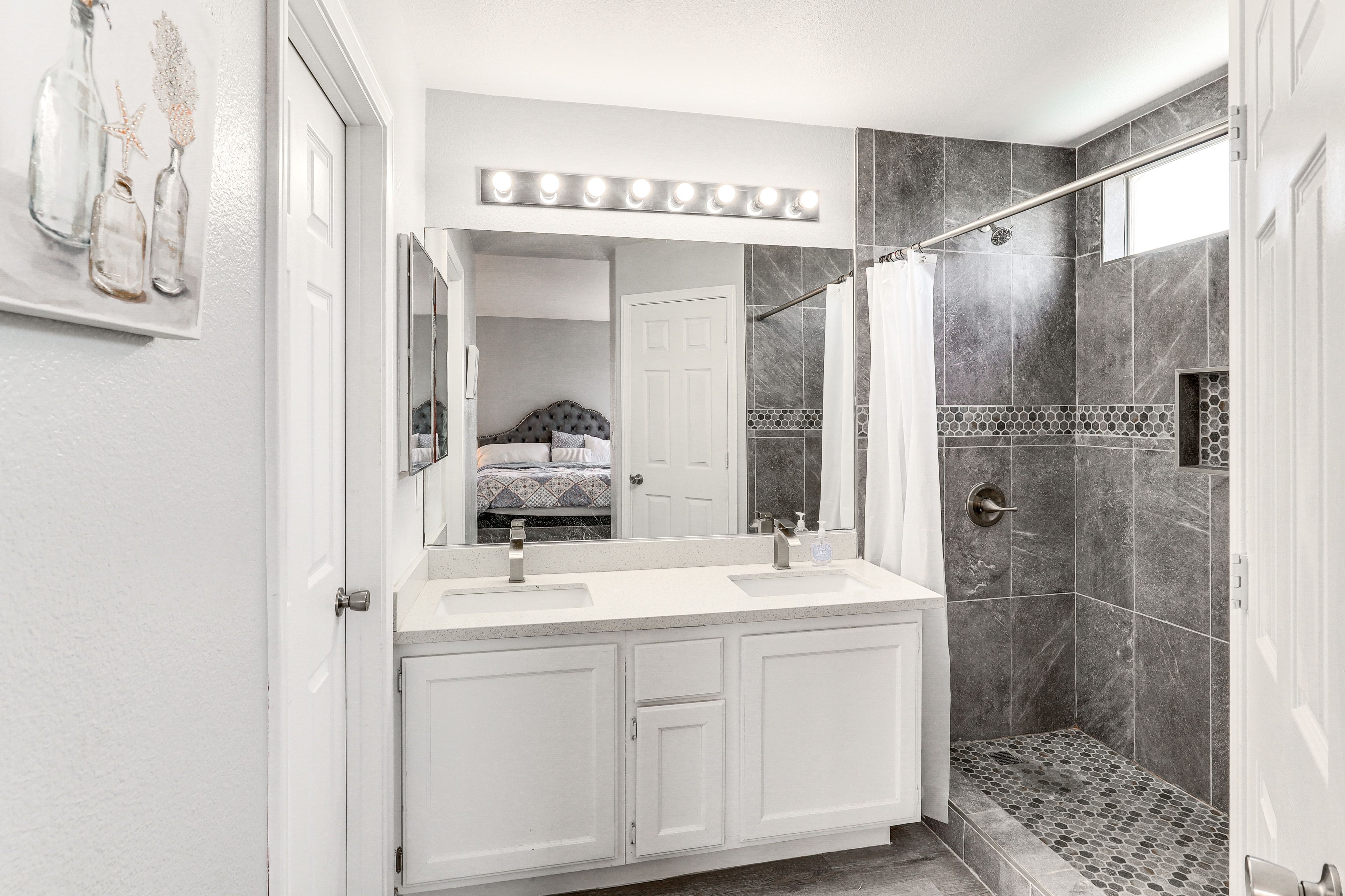 Full Bathroom | 2nd Floor | Towels Provided