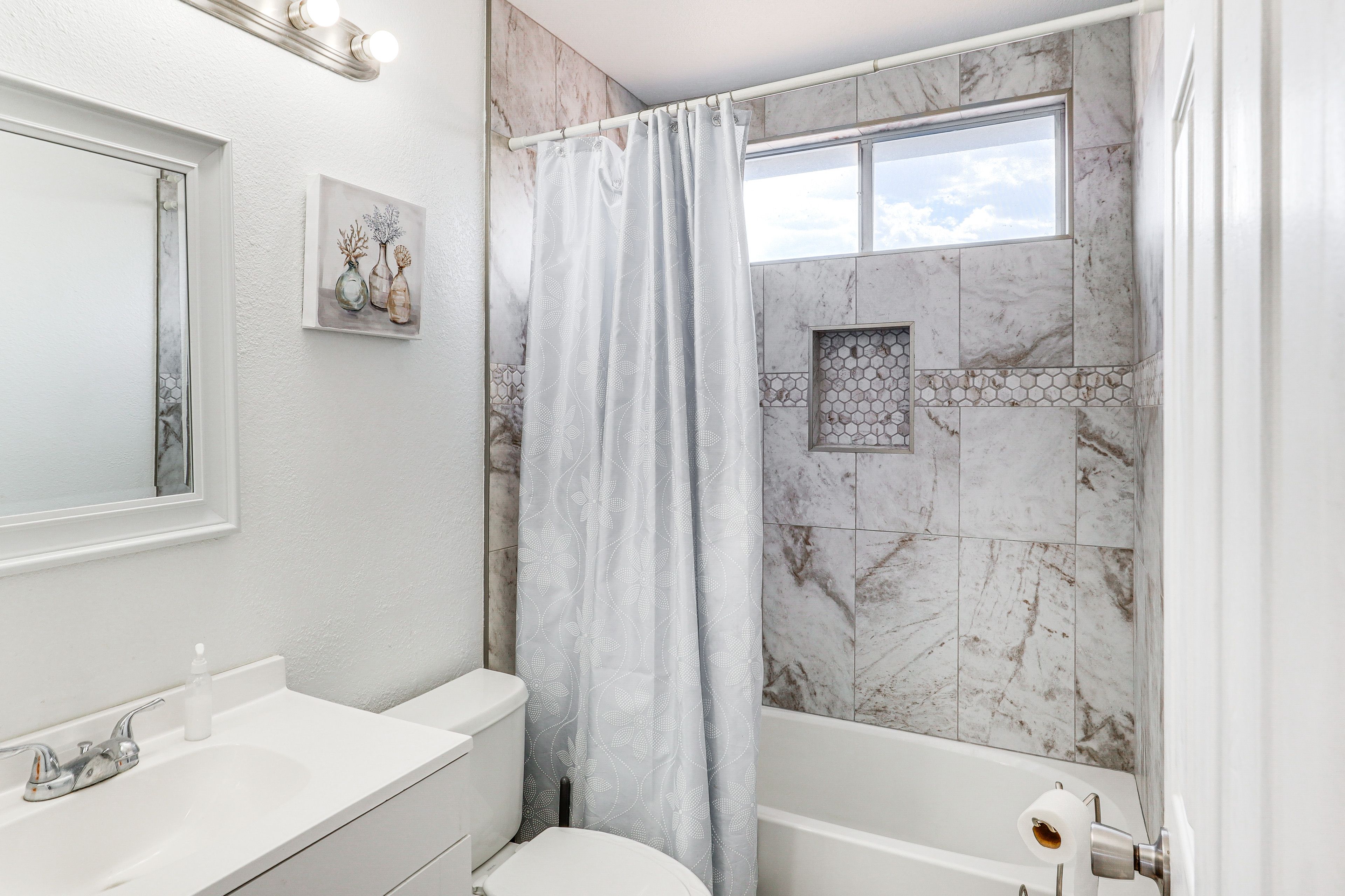 Full Bathroom | 2nd Floor | Towels Provided