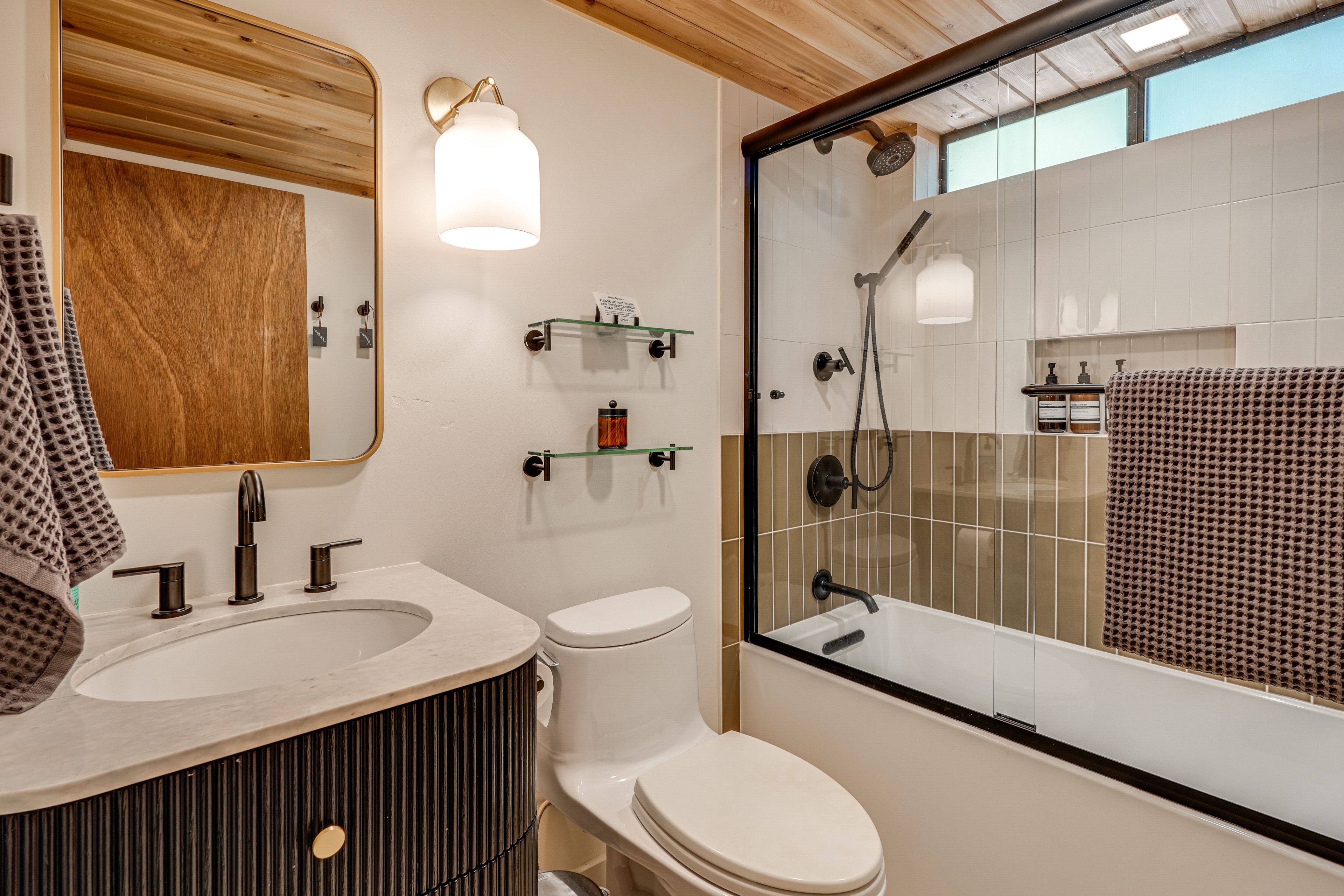 Full Bathroom | Main Level