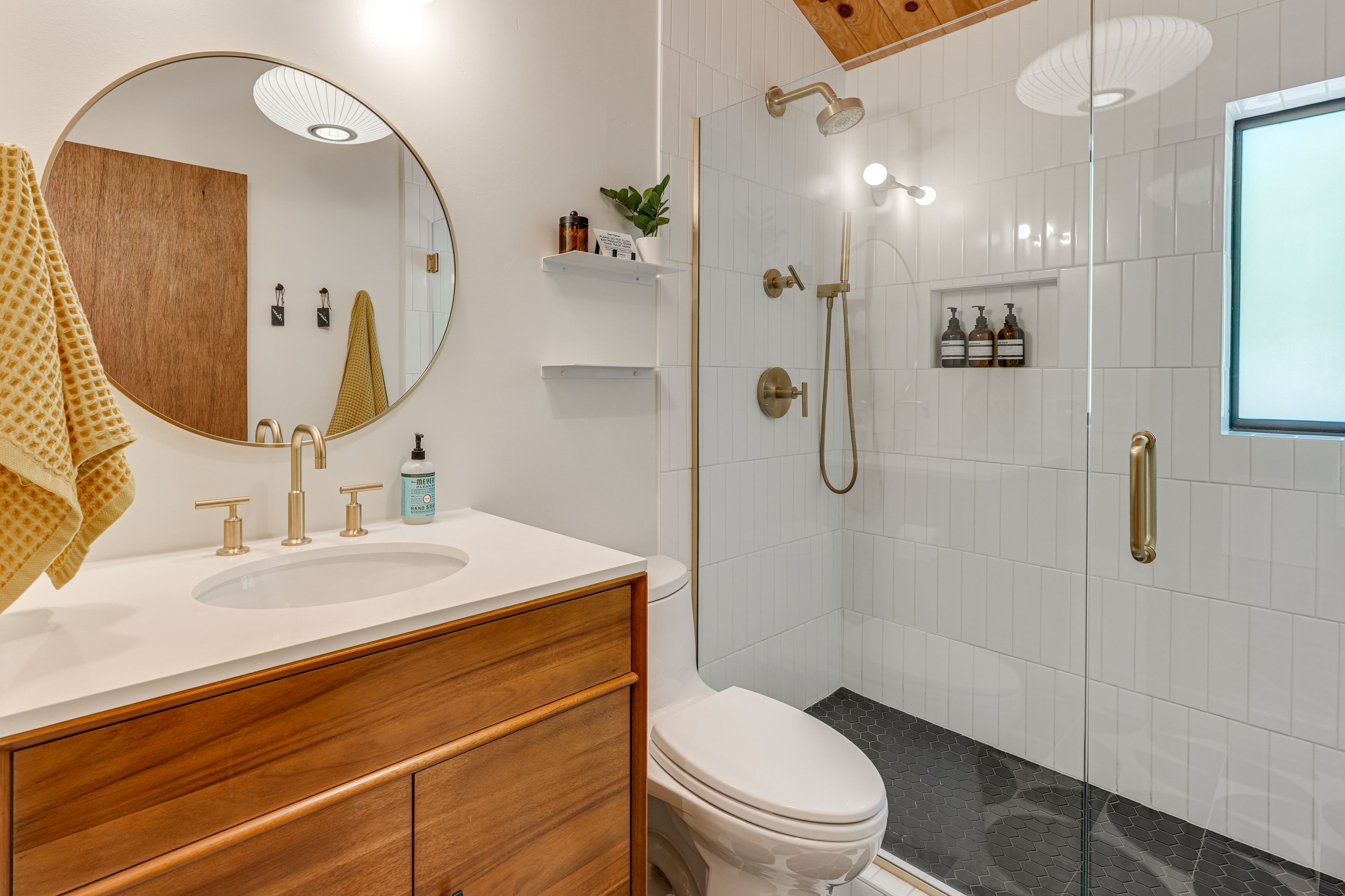 Full Bathroom | Loft | Upper Level