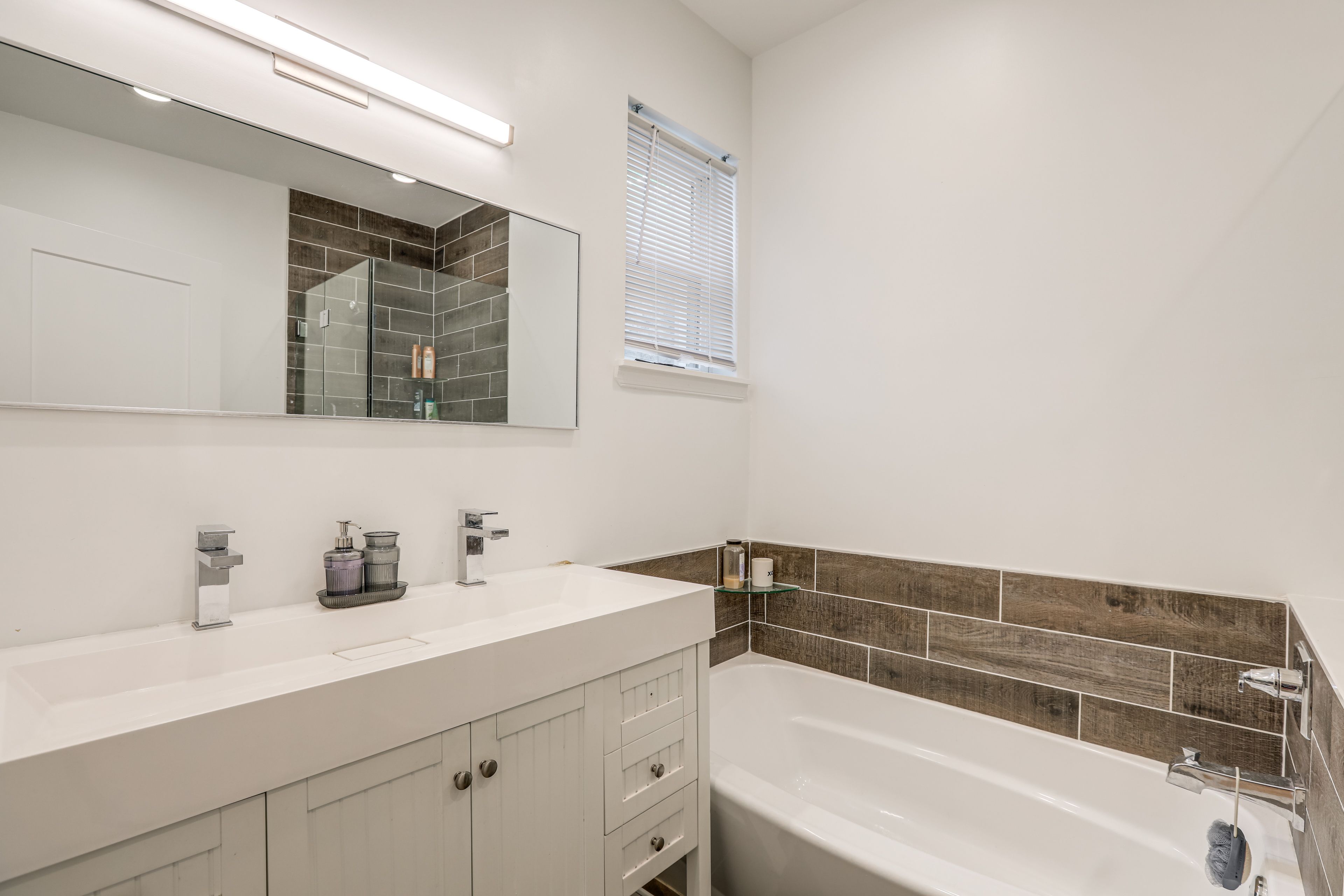 Full Bathroom | 2nd Floor | Complimentary Toiletries
