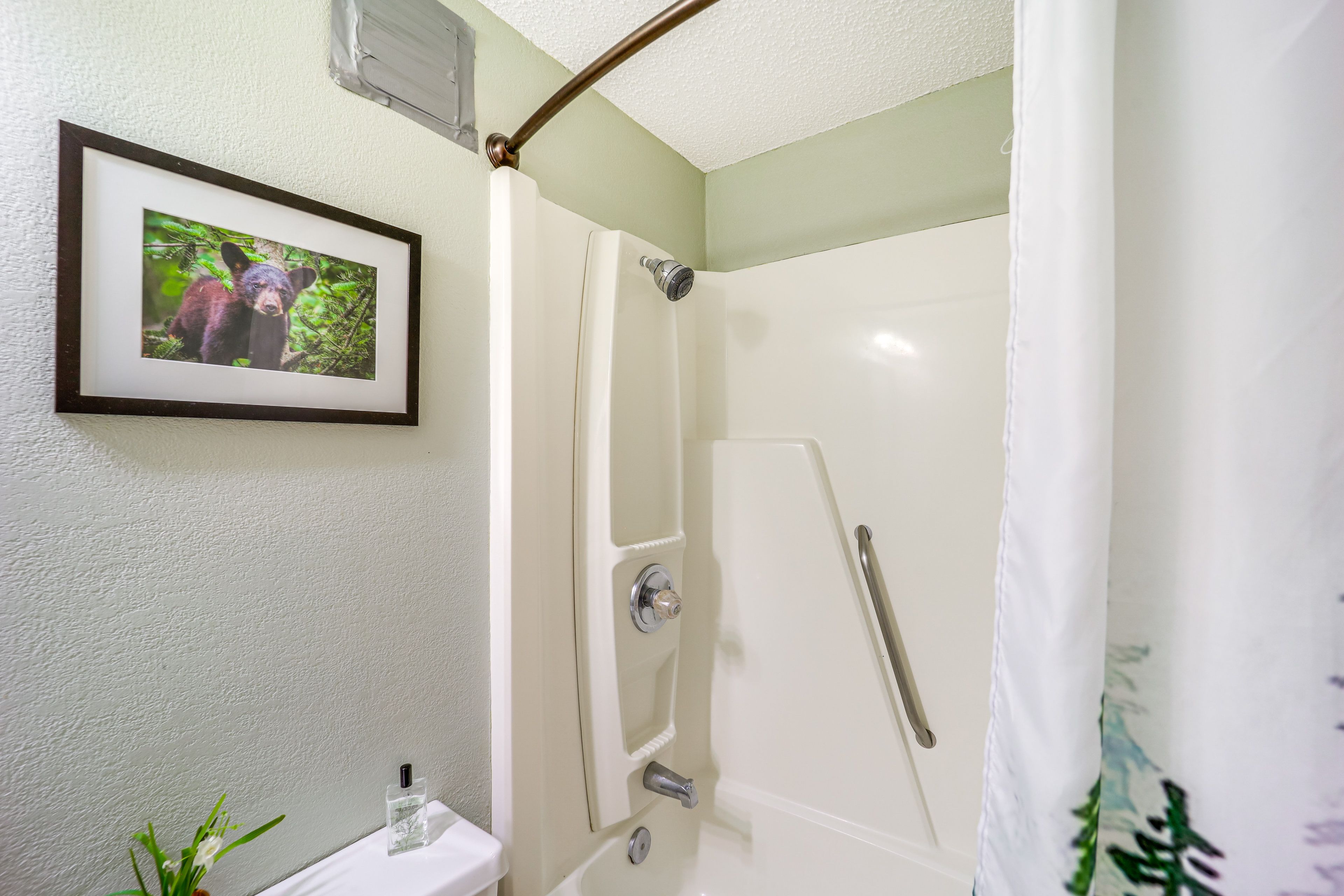 Full Bathroom | Shower/Tub Combo