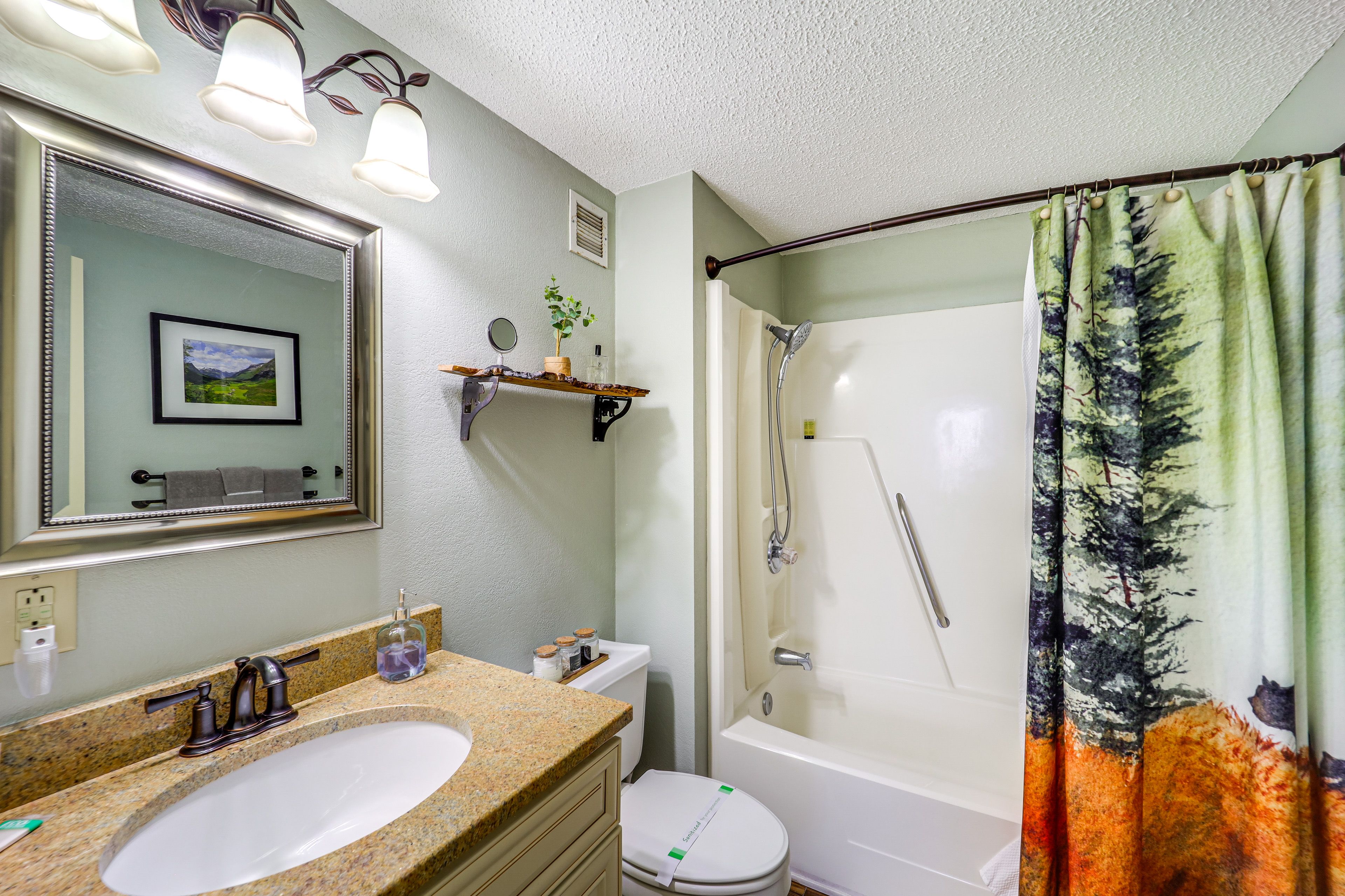 Full Bathroom | Towels Provided