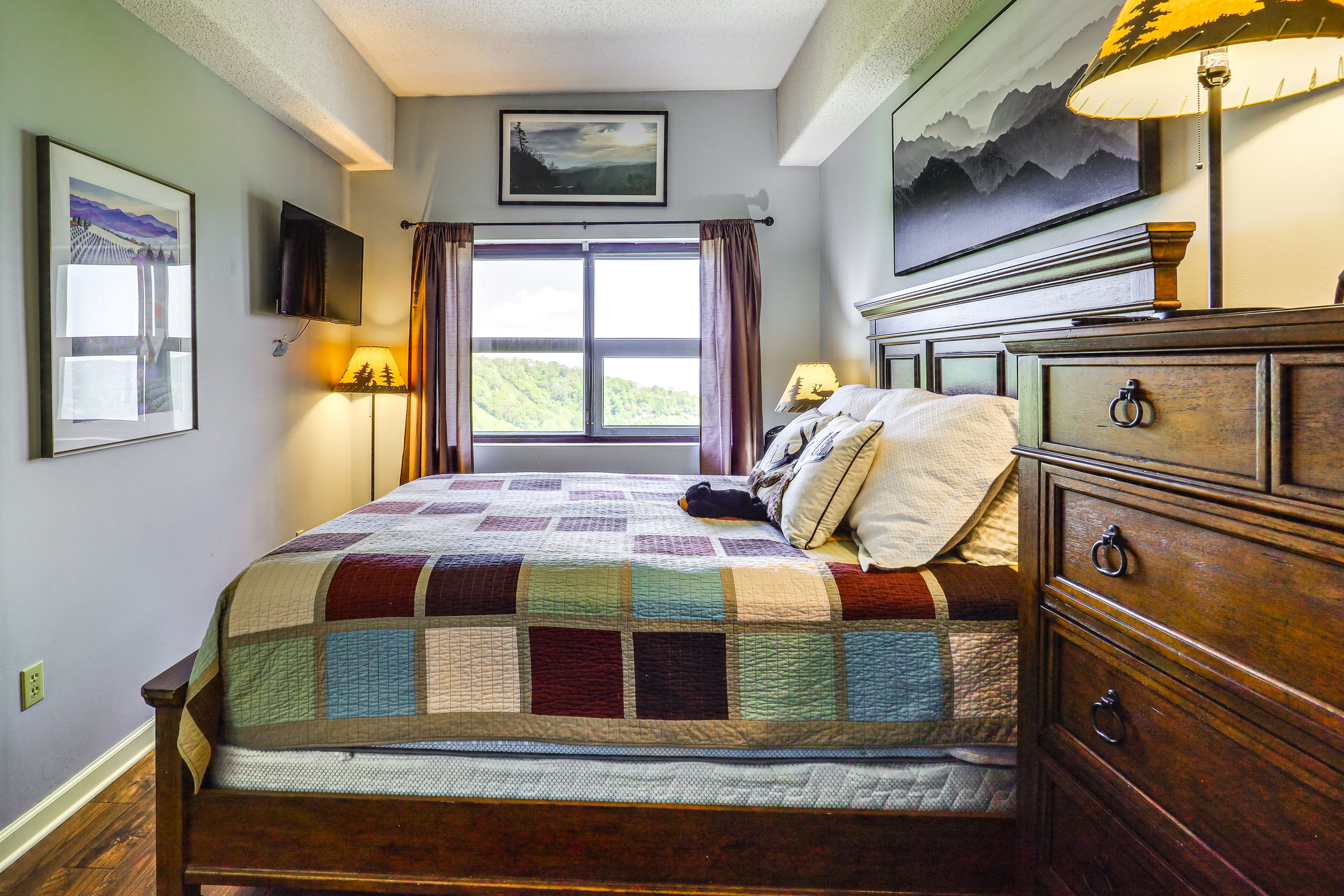 Bedroom 1 | Queen Bed | En-Suite Bathroom
