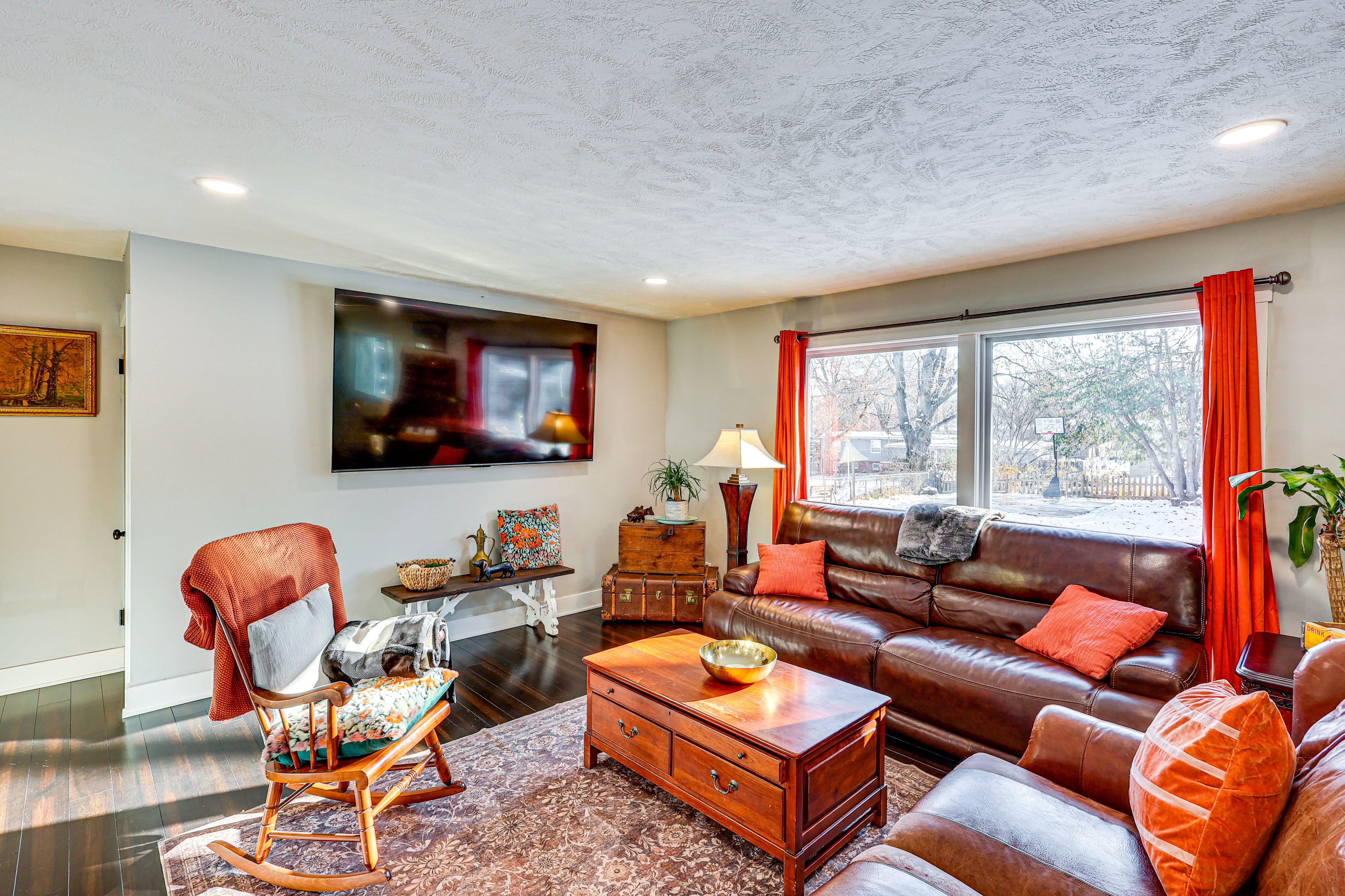 Living Room | Free WiFi | Central Heating & A/C | Smart TV | Main Floor