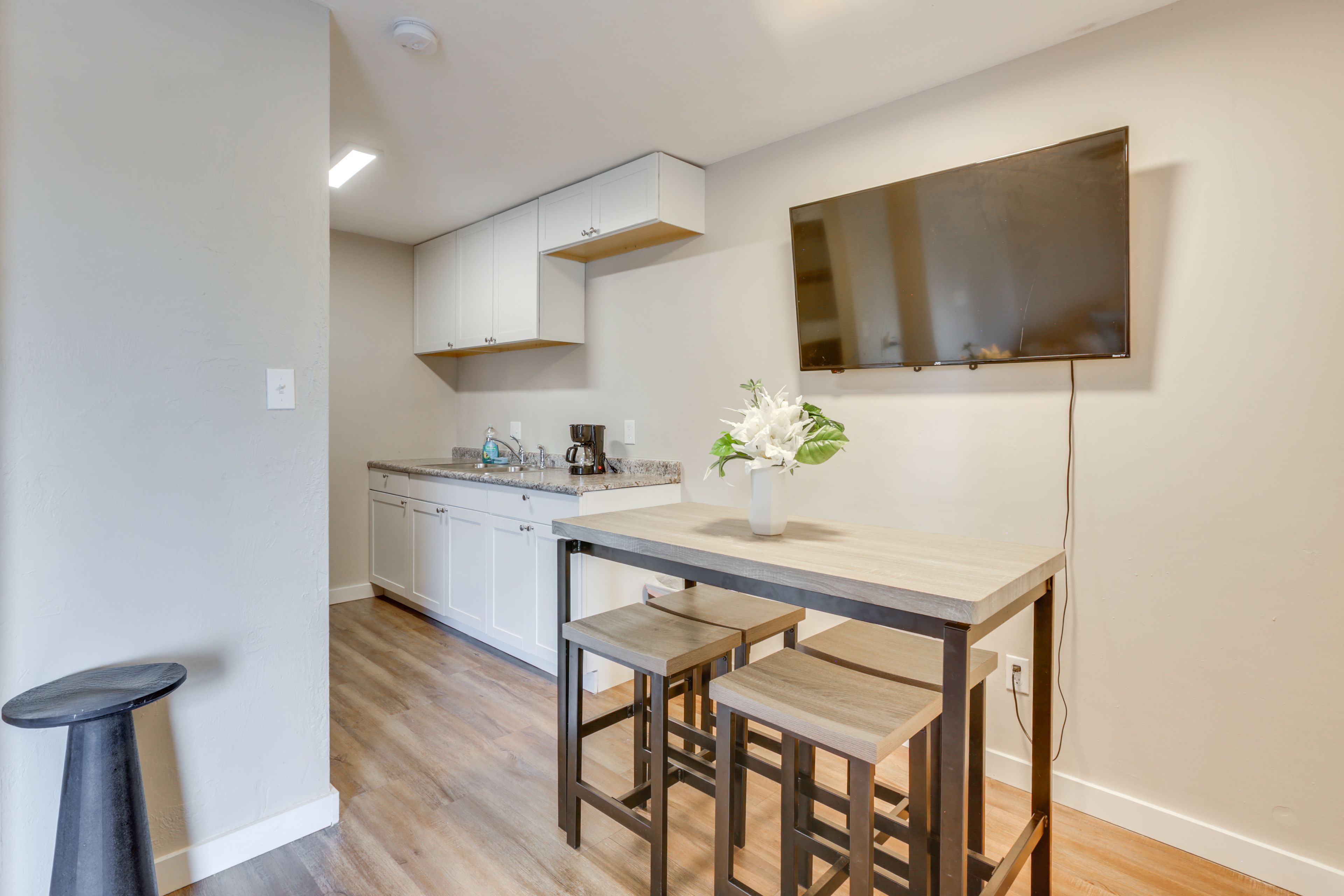 Dining Table | Smart TV | Free WiFi | Central Air Conditioning/Heat