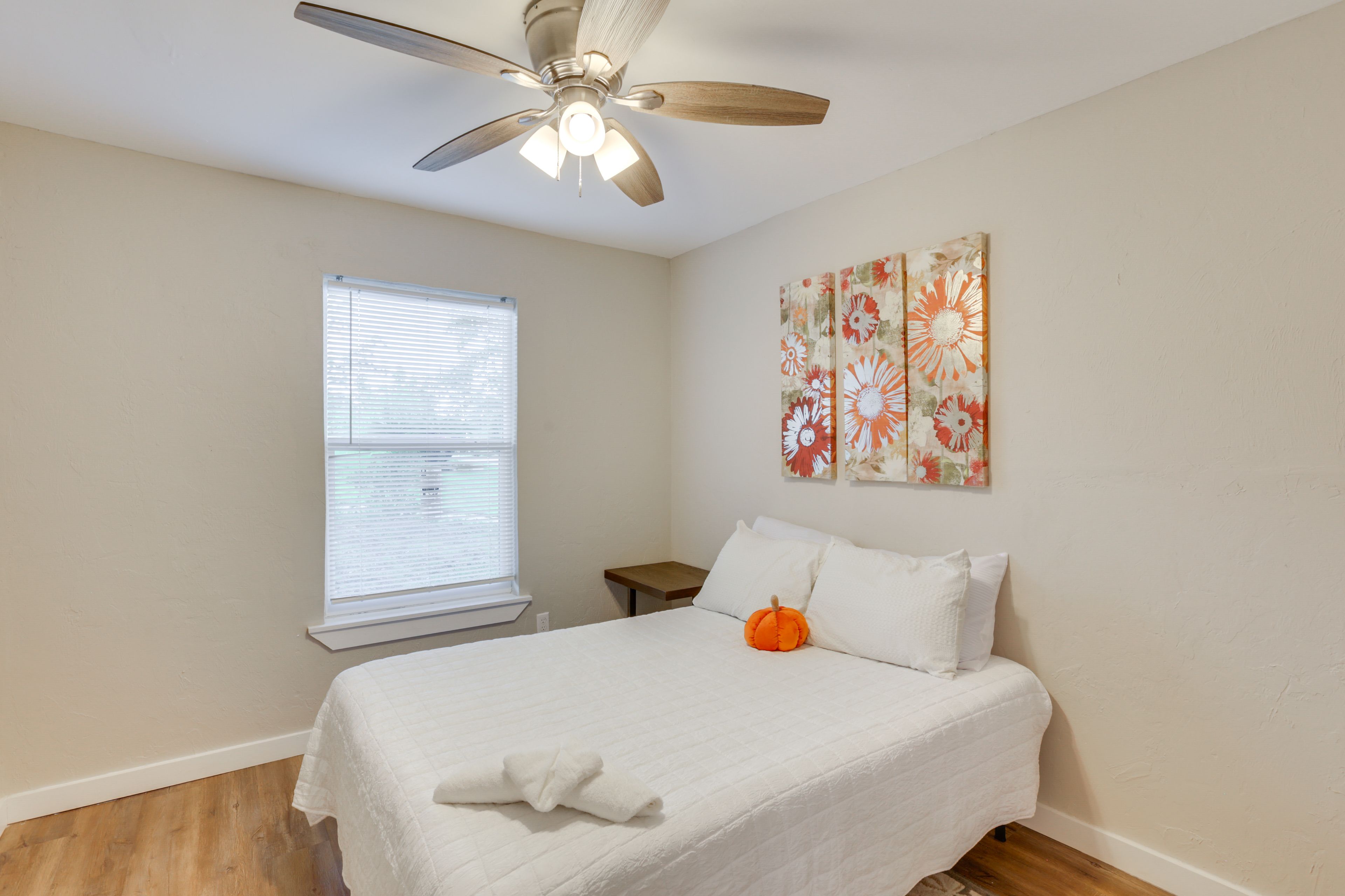 Bedroom 1 | Queen Bed