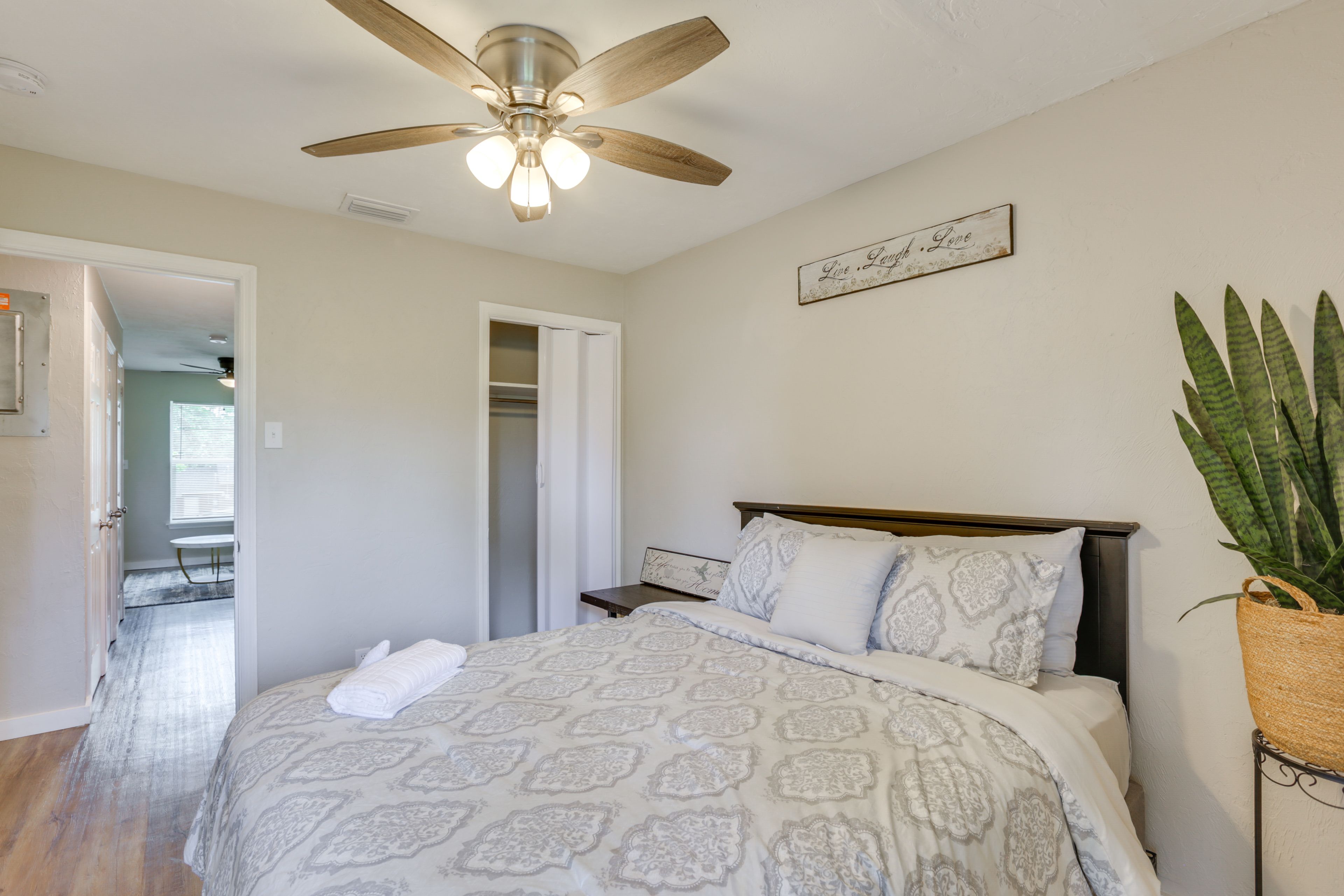 Bedroom 2 | Queen Bed